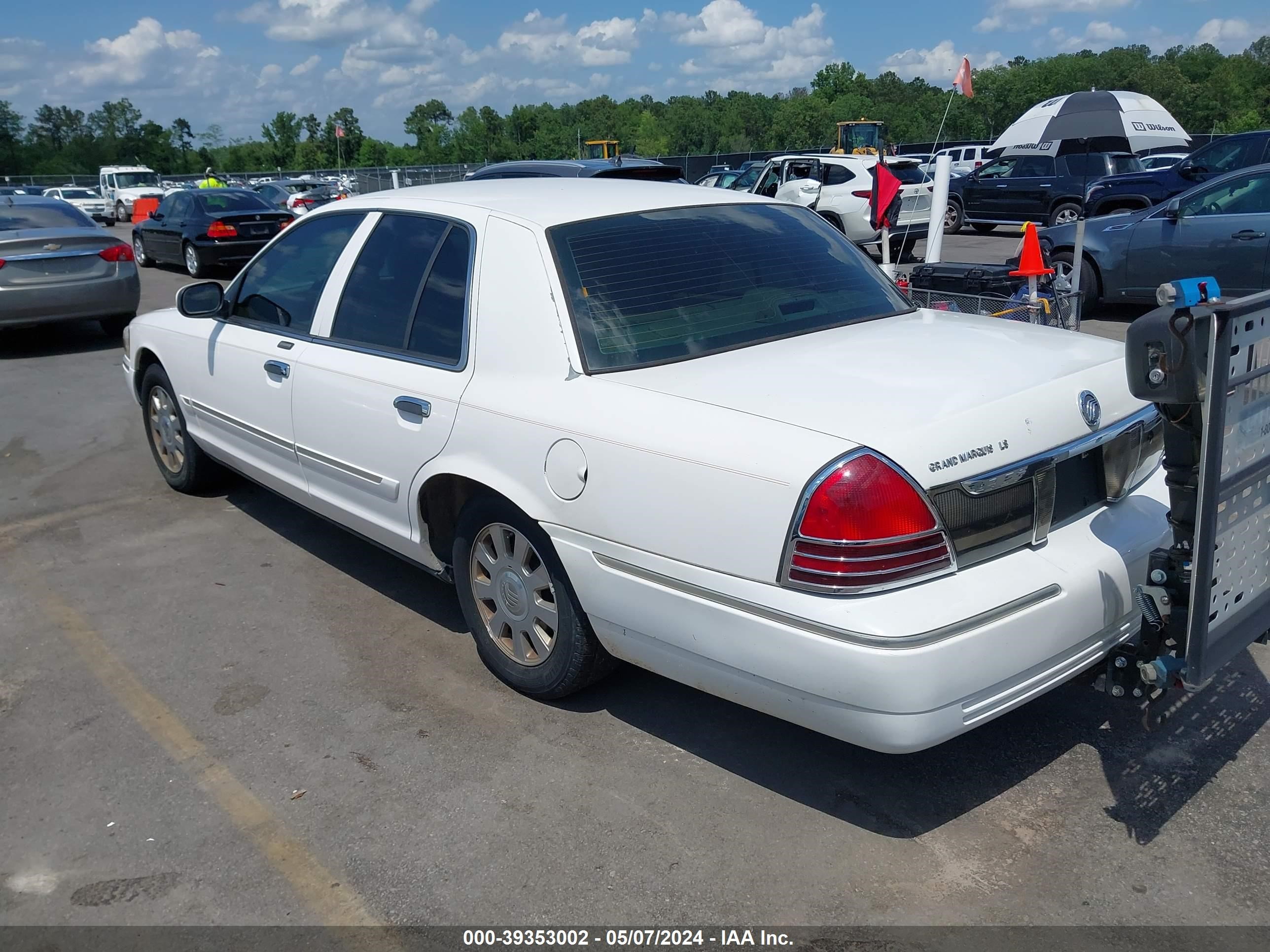 Photo 2 VIN: 2MEFM75VX6X650393 - MERCURY GRAND MARQUIS 