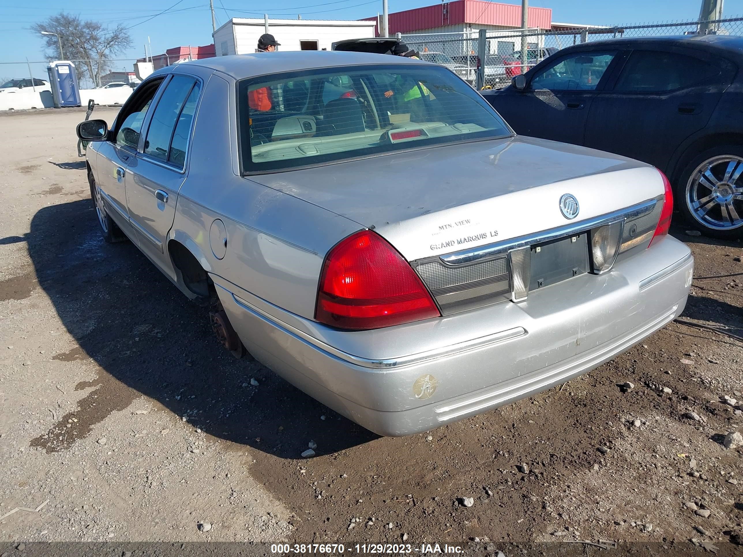 Photo 2 VIN: 2MEFM75VX8X609927 - MERCURY GRAND MARQUIS 