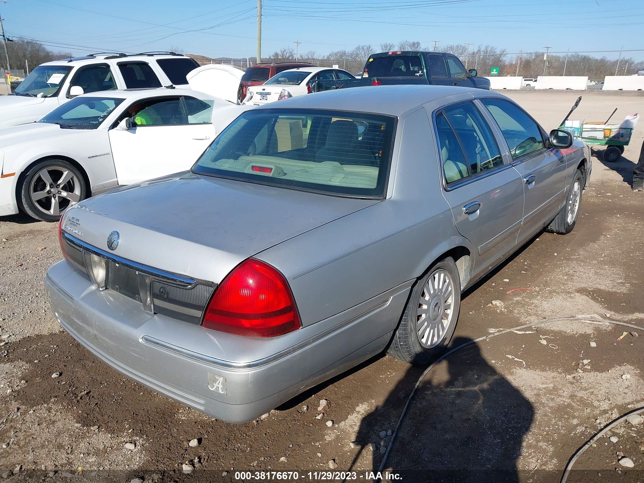 Photo 3 VIN: 2MEFM75VX8X609927 - MERCURY GRAND MARQUIS 