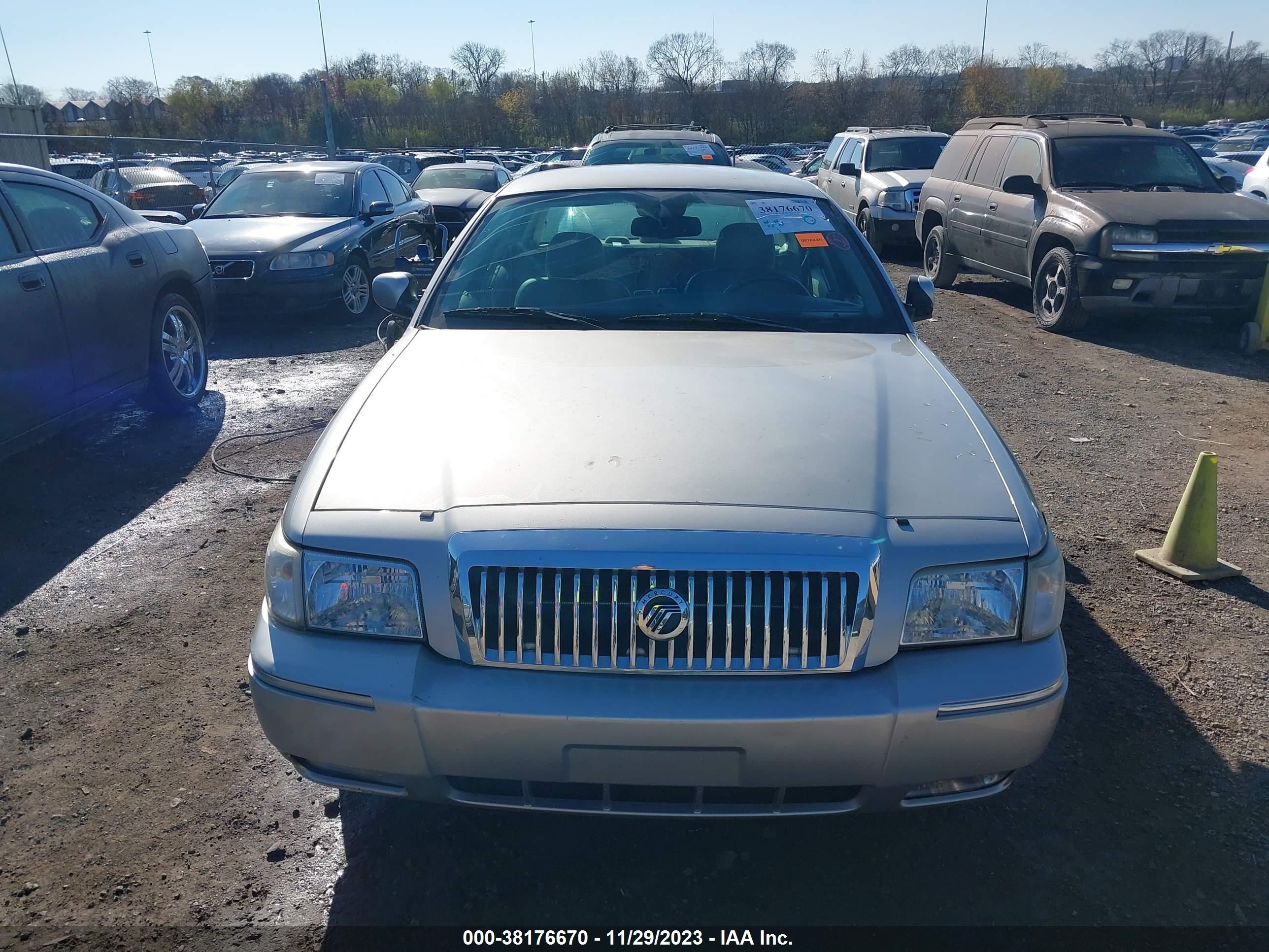 Photo 5 VIN: 2MEFM75VX8X609927 - MERCURY GRAND MARQUIS 