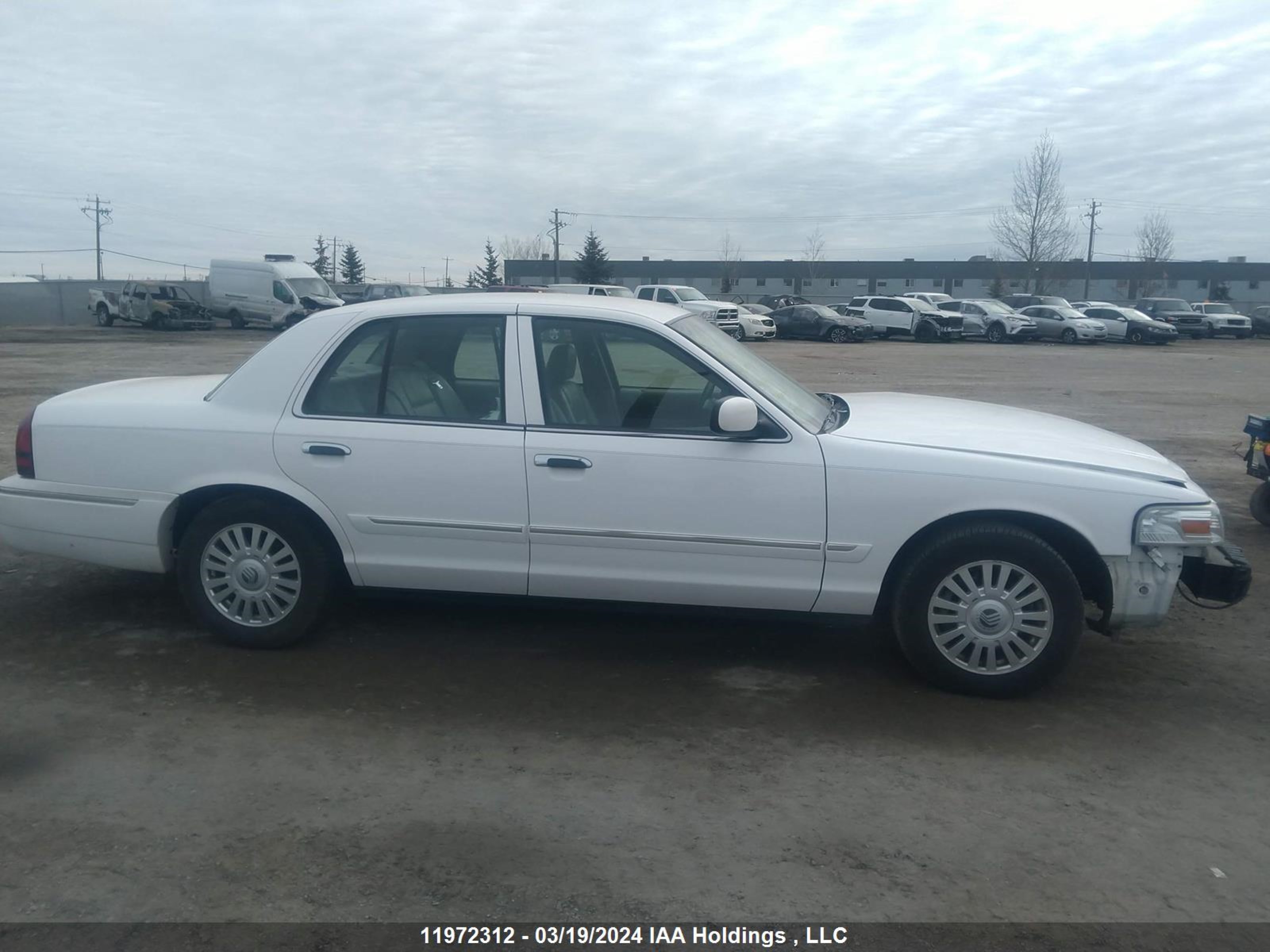 Photo 13 VIN: 2MEFM75VX8X629546 - MERCURY GRAND MARQUIS 