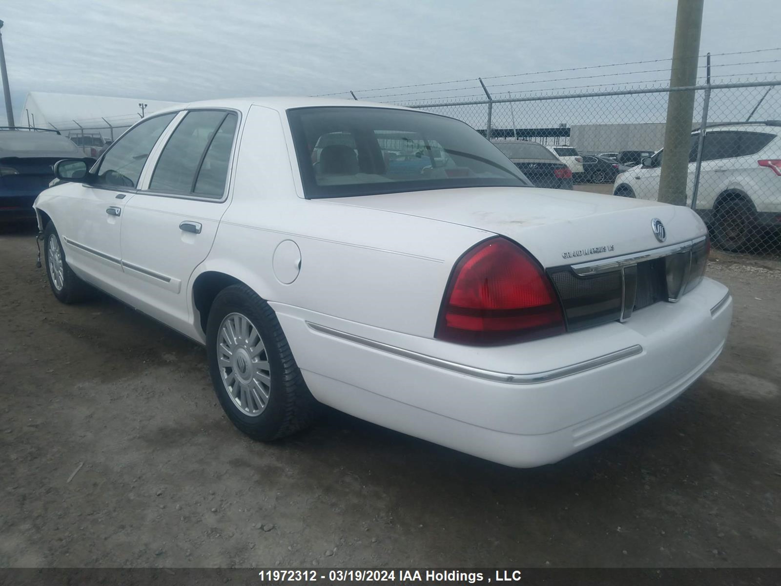 Photo 2 VIN: 2MEFM75VX8X629546 - MERCURY GRAND MARQUIS 