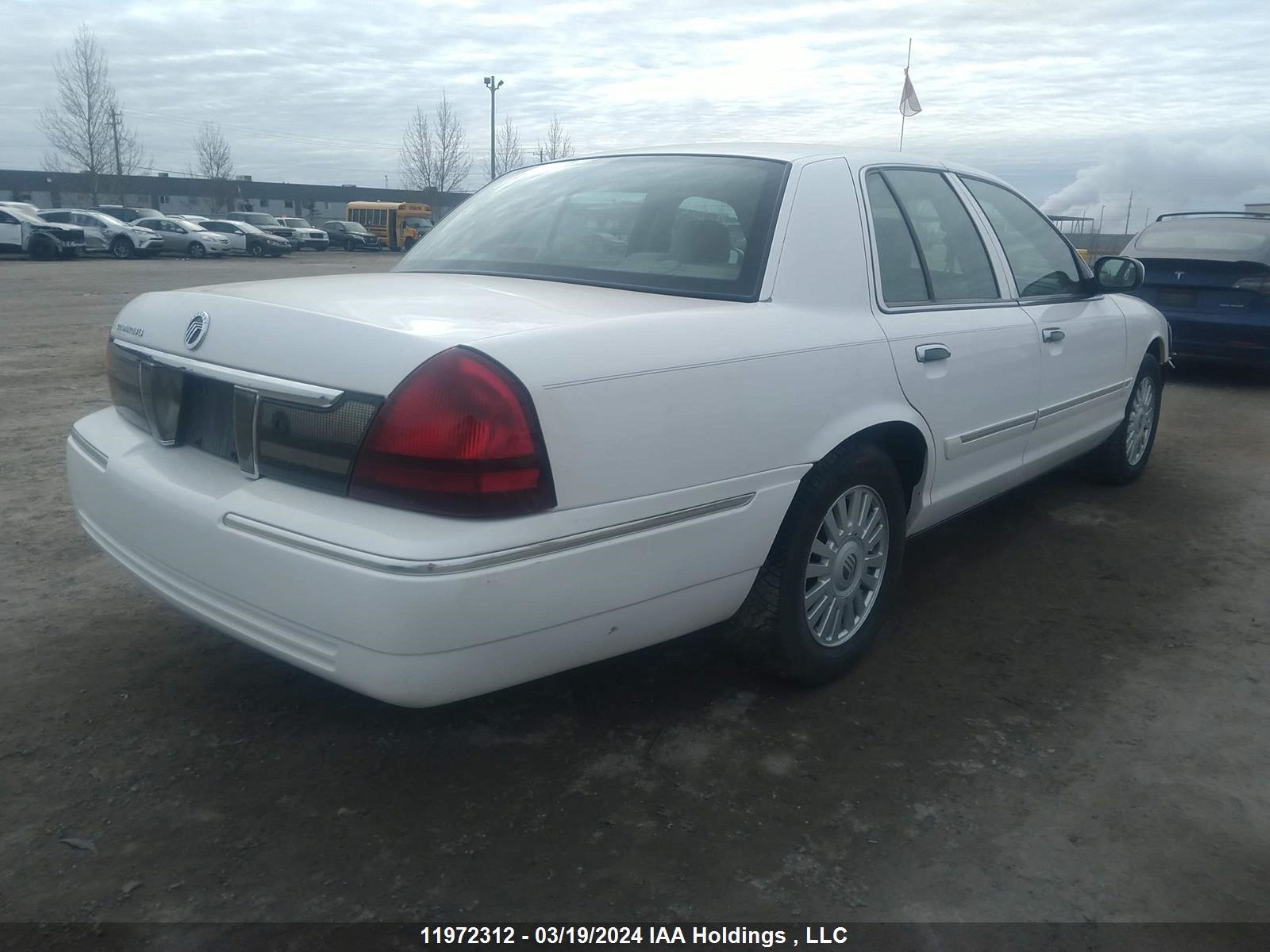 Photo 3 VIN: 2MEFM75VX8X629546 - MERCURY GRAND MARQUIS 