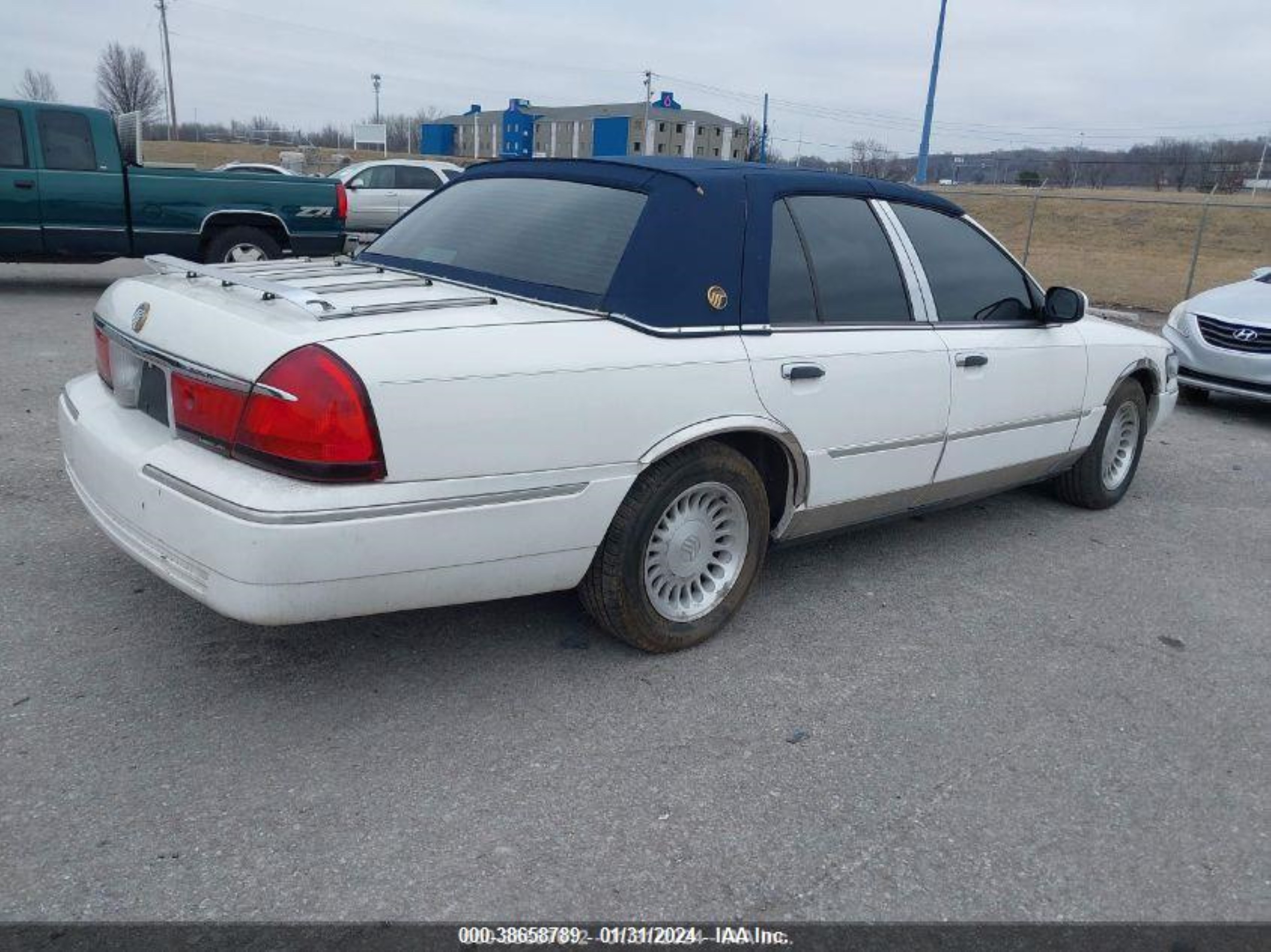 Photo 3 VIN: 2MEFM75W01X625732 - MERCURY GRAND MARQUIS 