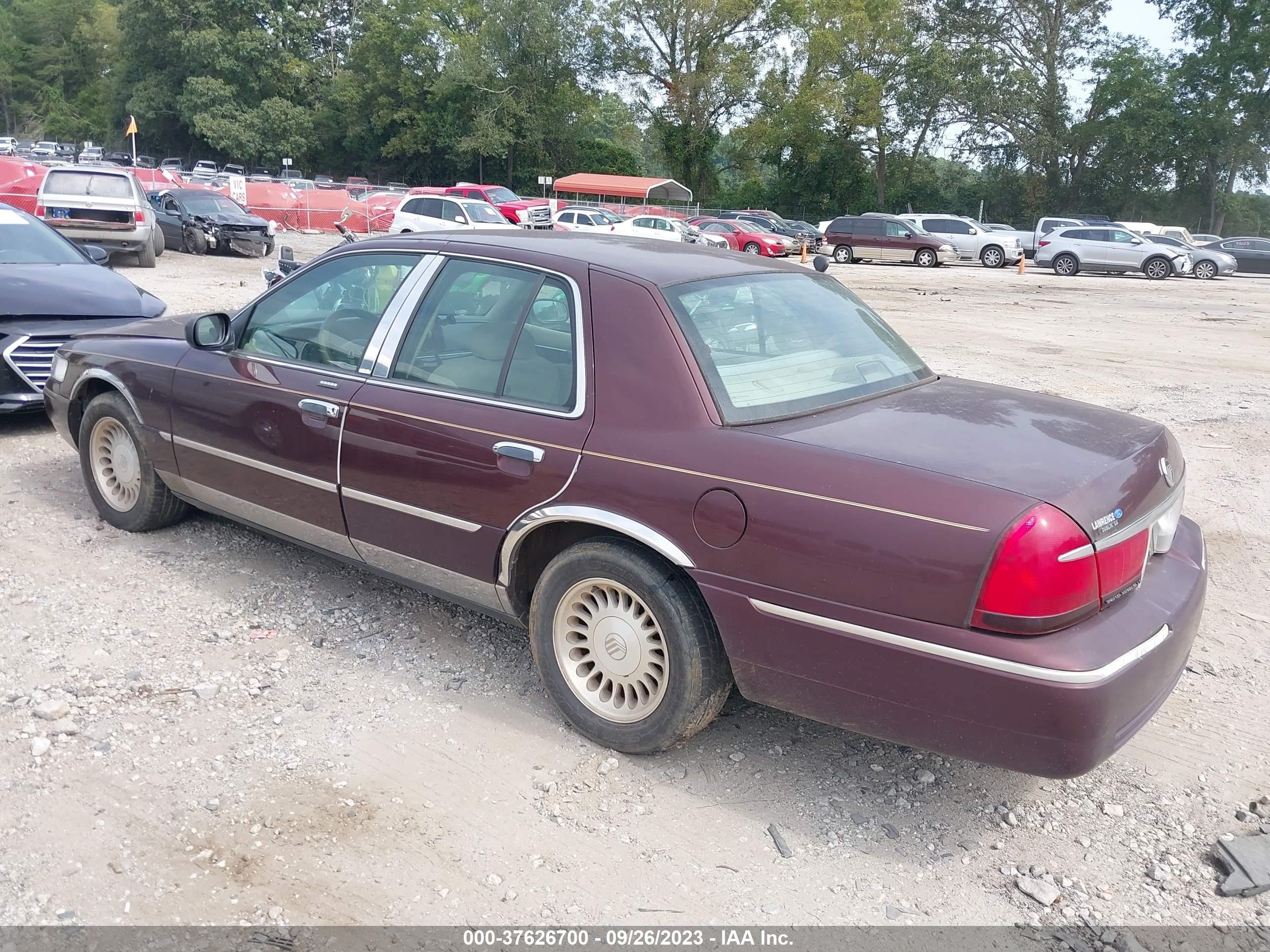 Photo 2 VIN: 2MEFM75W01X711753 - MERCURY GRAND MARQUIS 