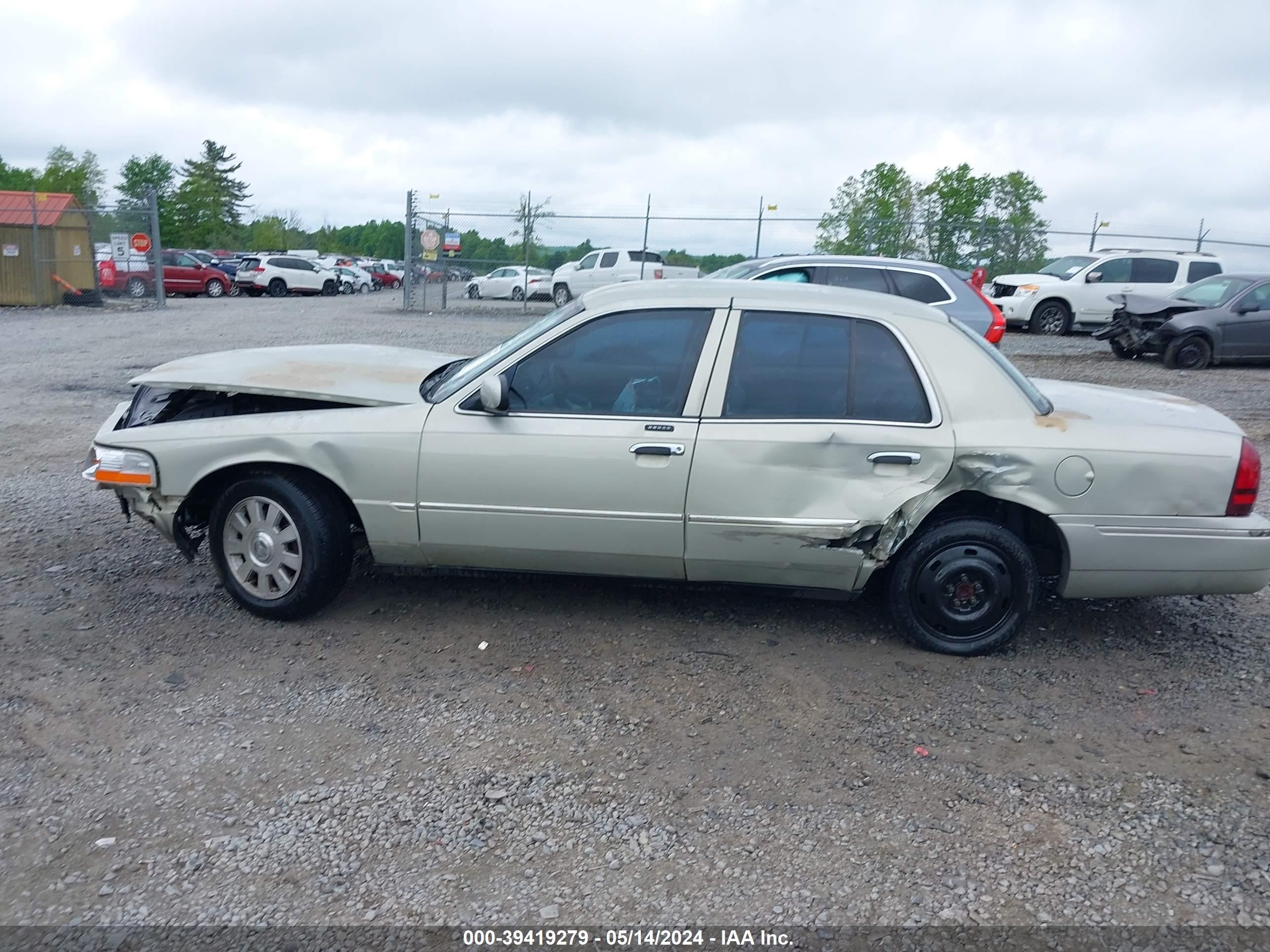 Photo 13 VIN: 2MEFM75W04X608711 - MERCURY GRAND MARQUIS 