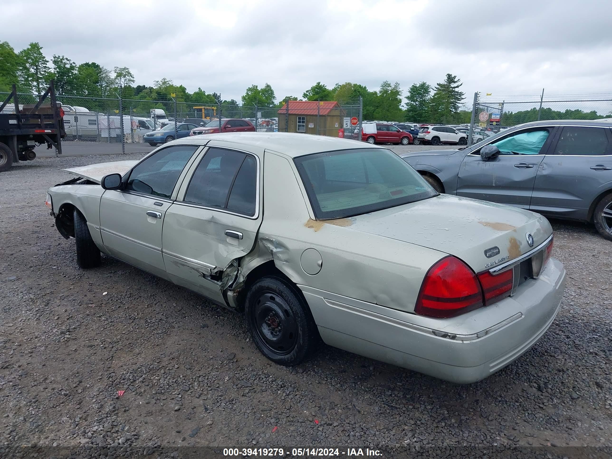 Photo 2 VIN: 2MEFM75W04X608711 - MERCURY GRAND MARQUIS 