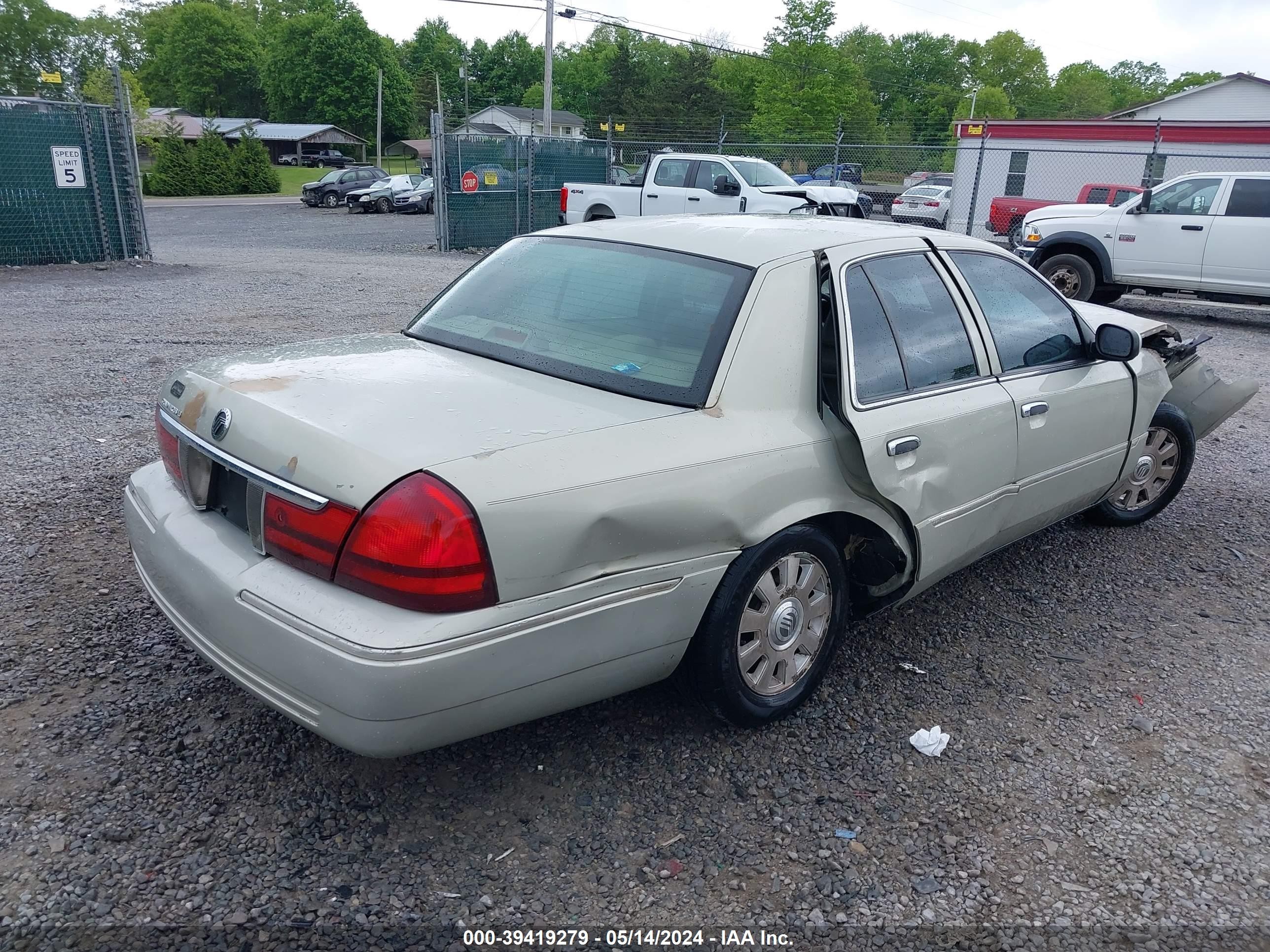 Photo 3 VIN: 2MEFM75W04X608711 - MERCURY GRAND MARQUIS 