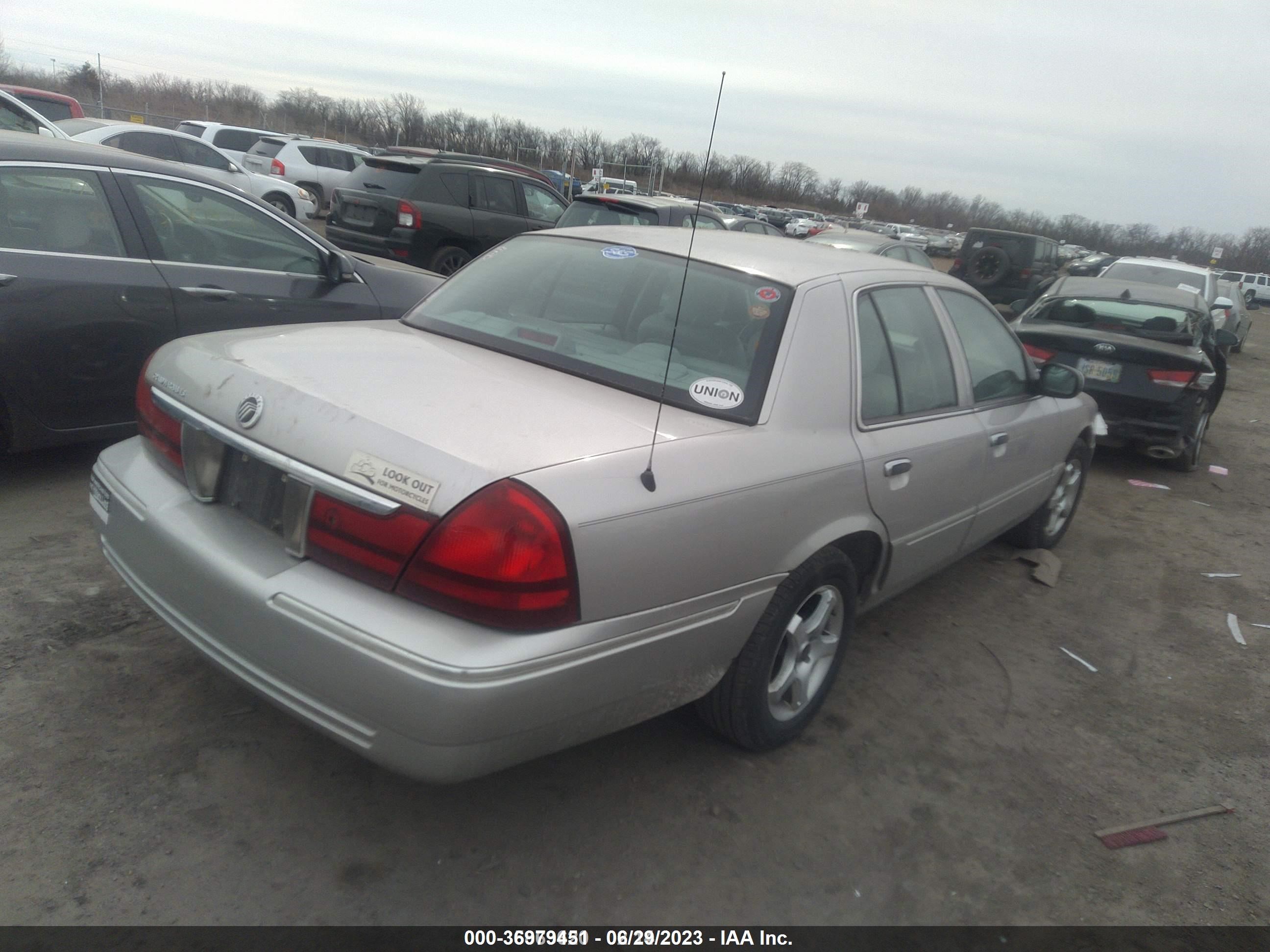 Photo 3 VIN: 2MEFM75W05X613778 - MERCURY GRAND MARQUIS 