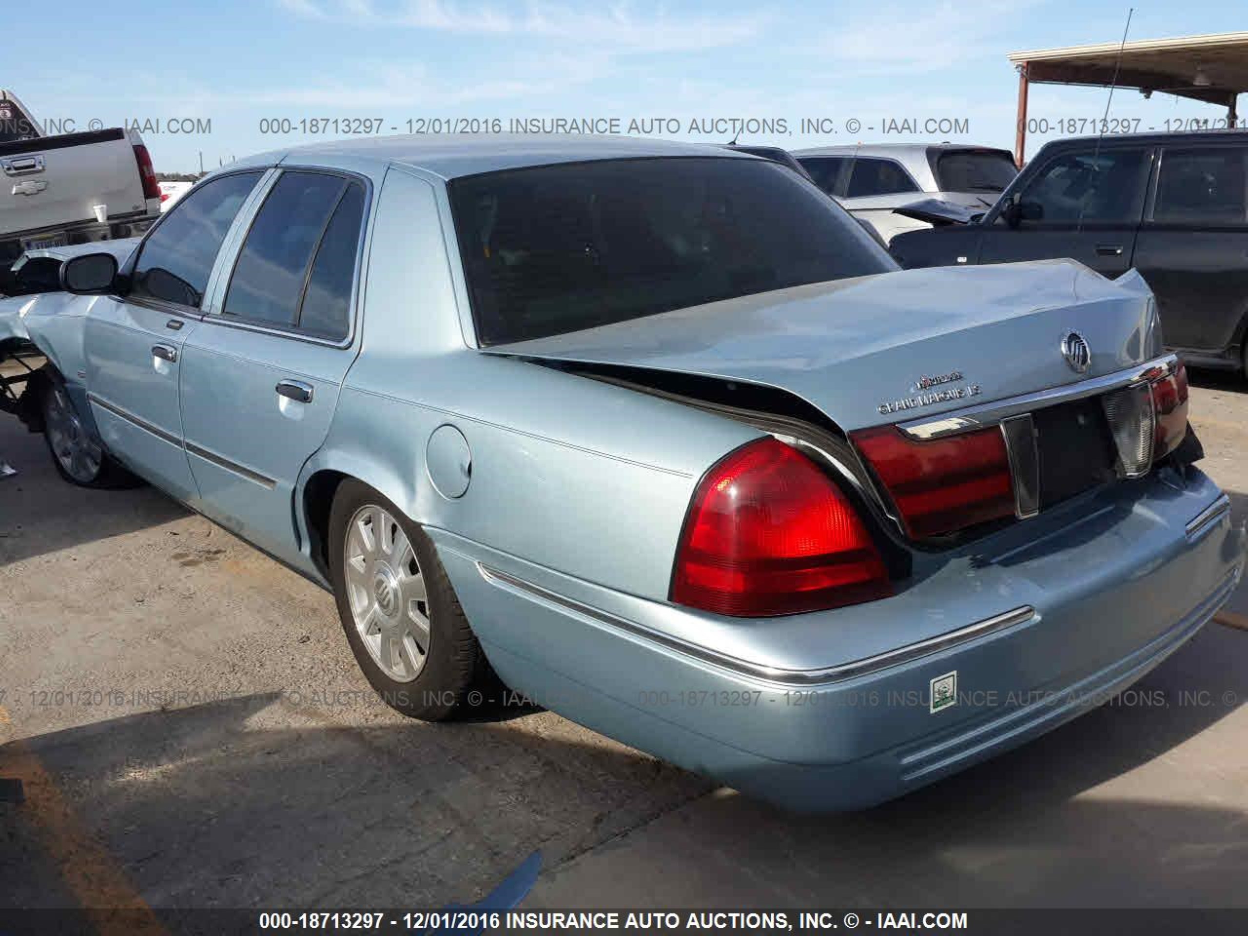 Photo 2 VIN: 2MEFM75W05X623582 - MERCURY GRAND MARQUIS 