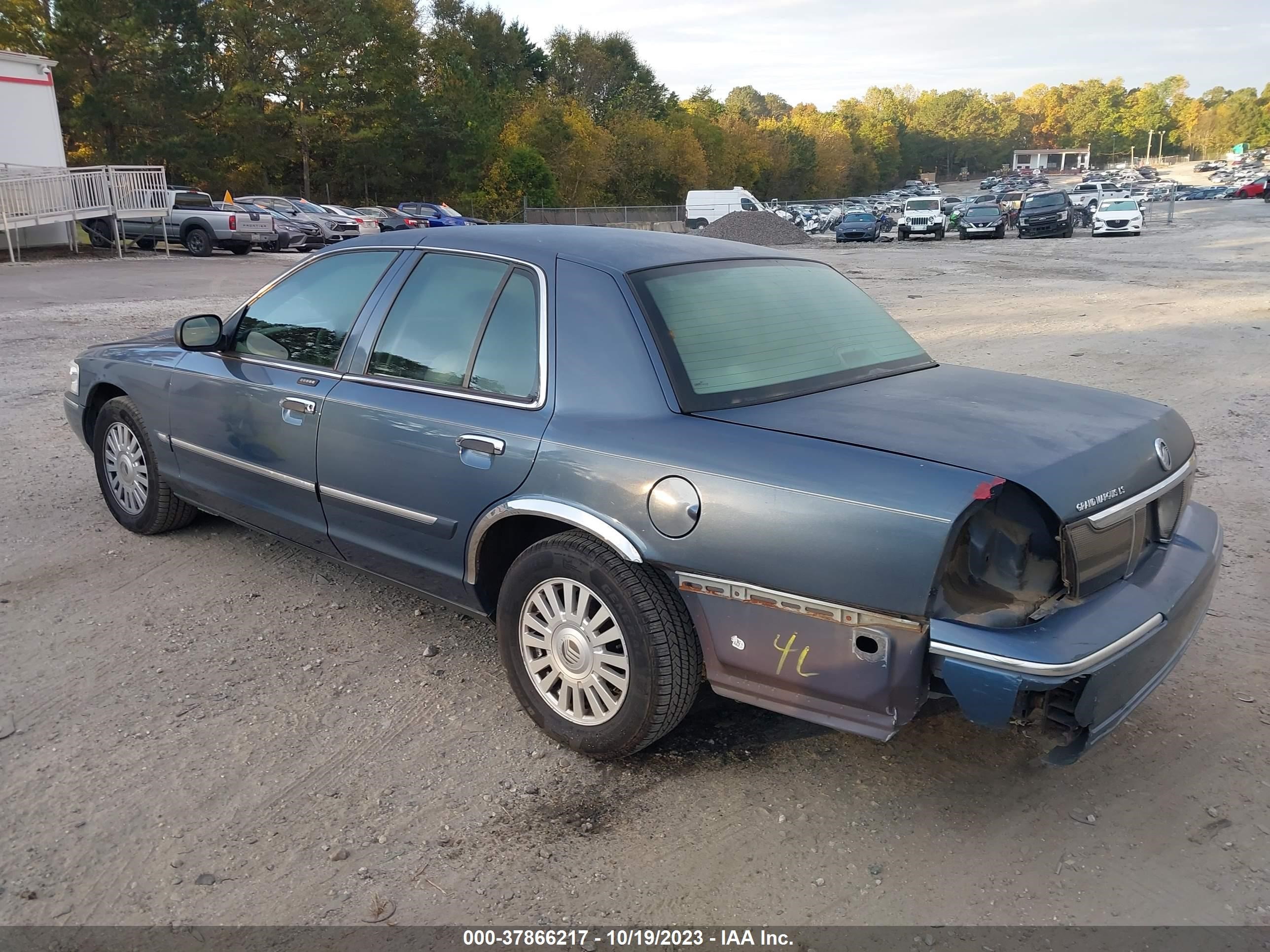 Photo 2 VIN: 2MEFM75W07X606705 - MERCURY GRAND MARQUIS 