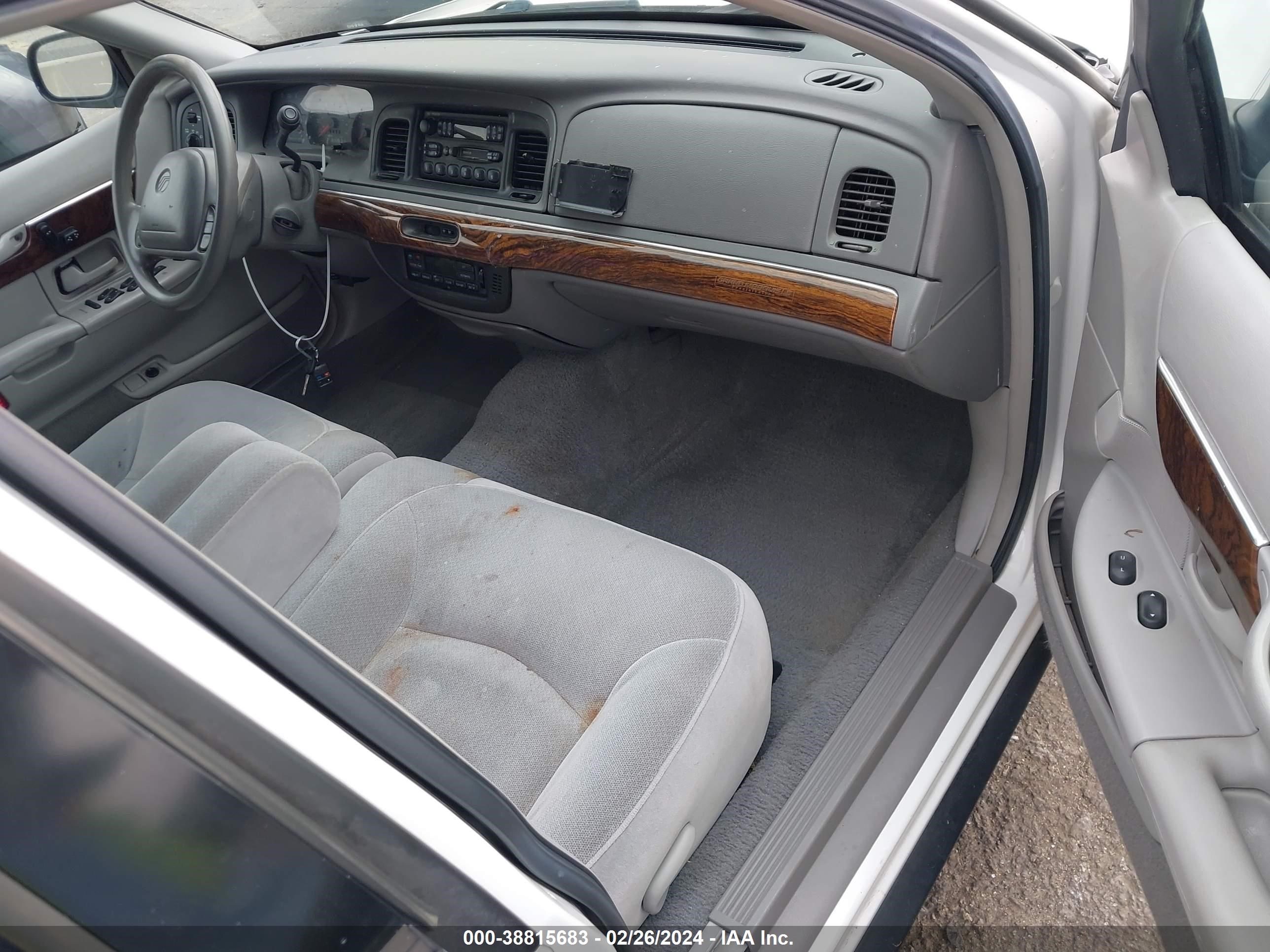 Photo 4 VIN: 2MEFM75W0XX671490 - MERCURY GRAND MARQUIS 