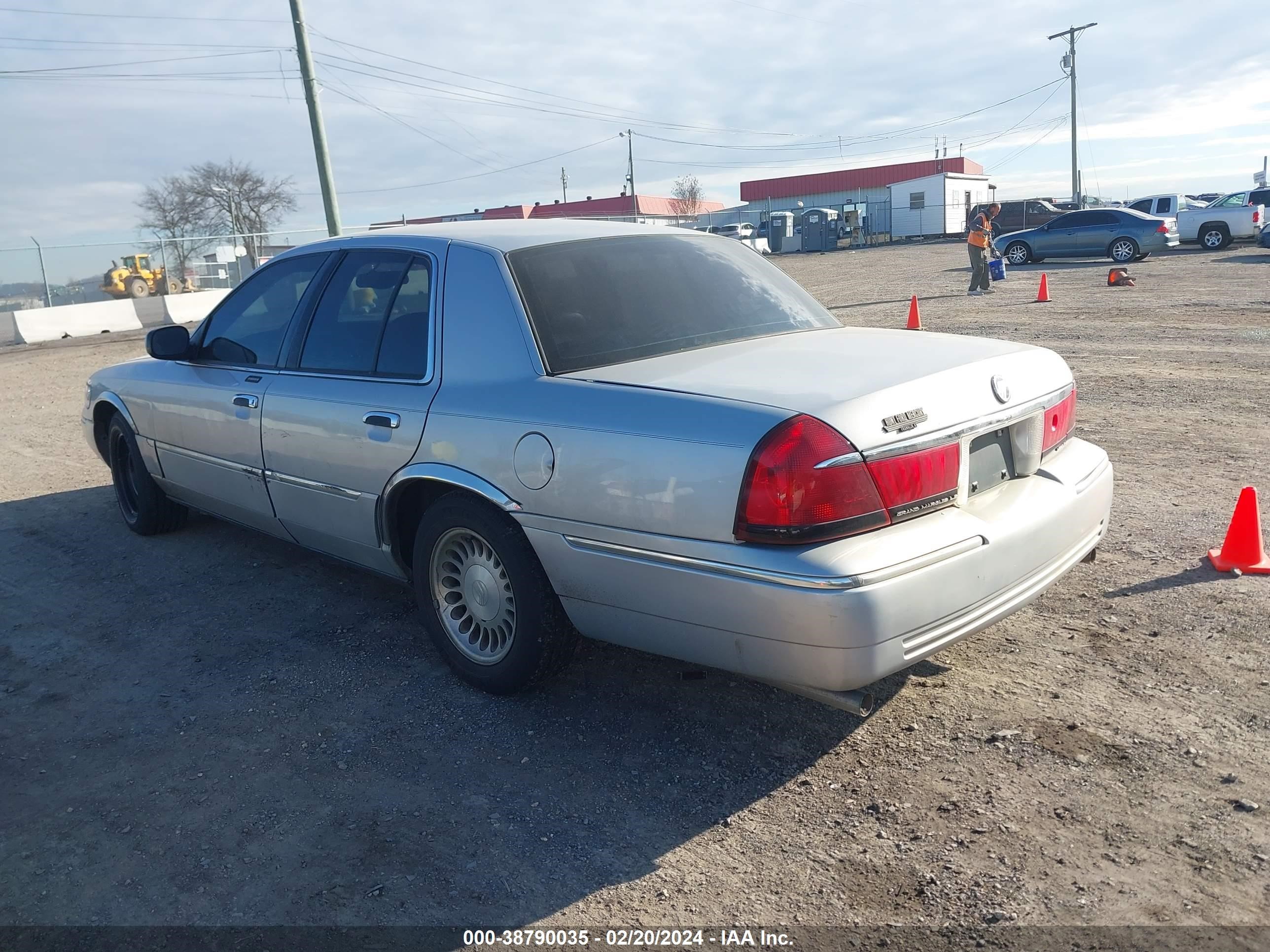 Photo 2 VIN: 2MEFM75W0YX621626 - MERCURY GRAND MARQUIS 