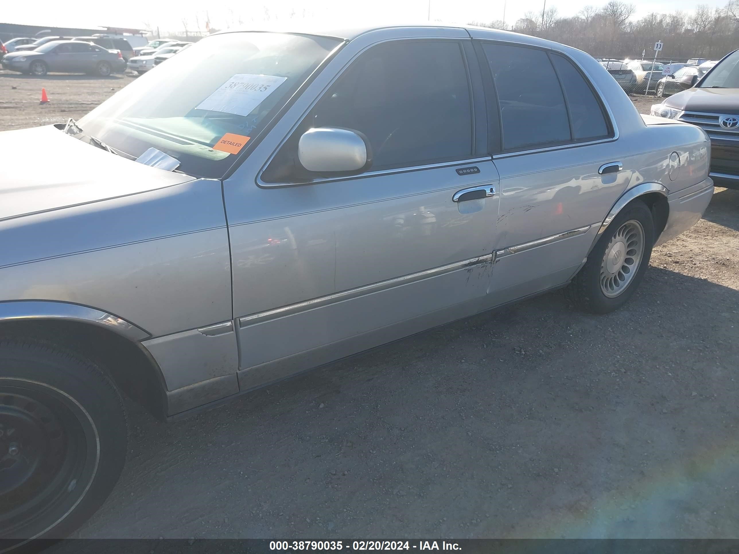 Photo 5 VIN: 2MEFM75W0YX621626 - MERCURY GRAND MARQUIS 