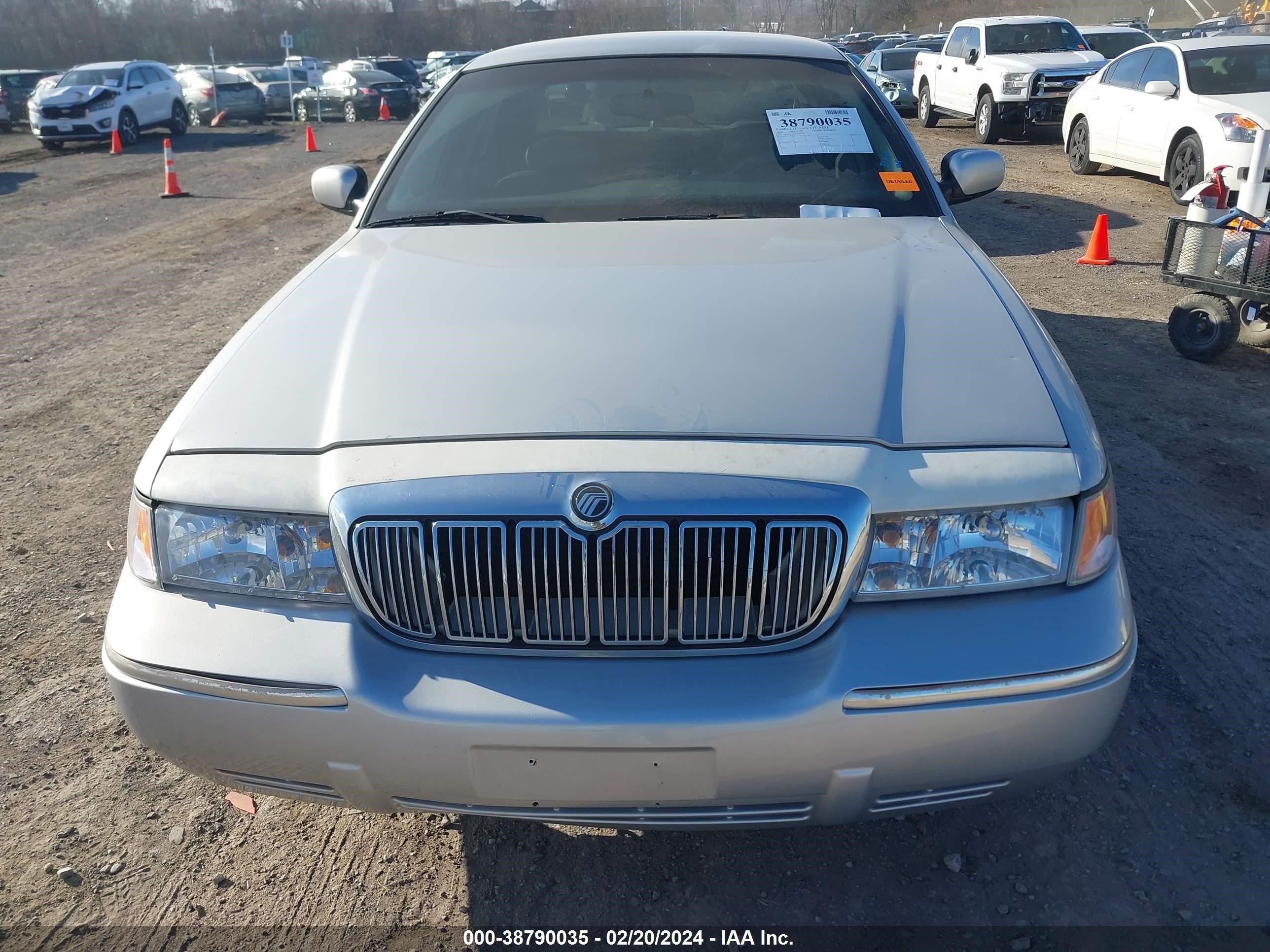 Photo 9 VIN: 2MEFM75W0YX621626 - MERCURY GRAND MARQUIS 