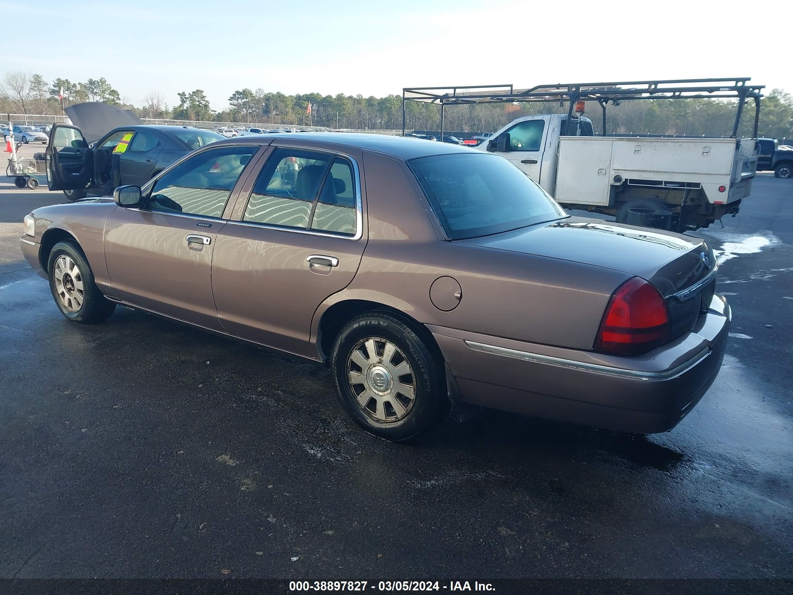 Photo 2 VIN: 2MEFM75W17X600699 - MERCURY GRAND MARQUIS 