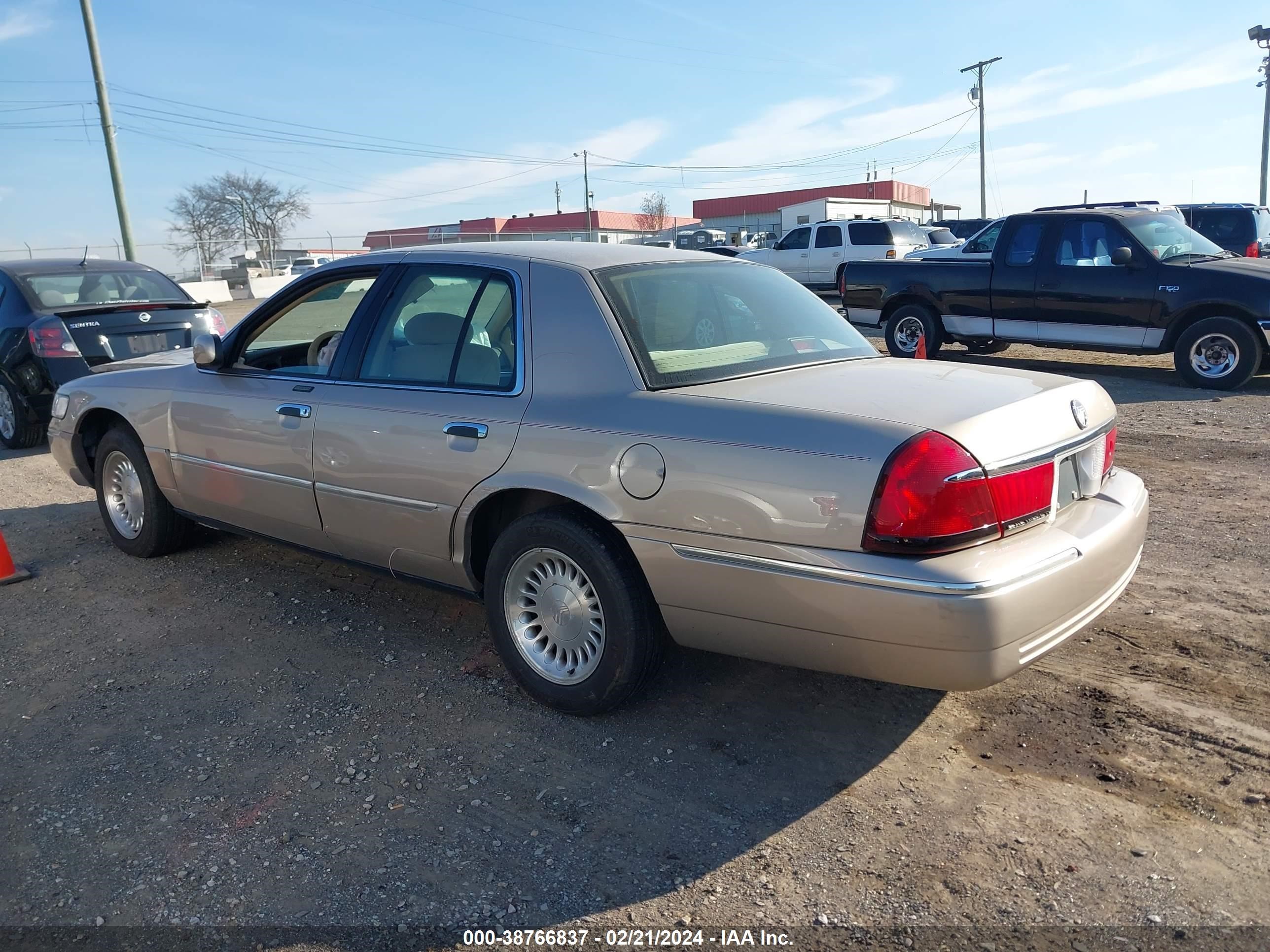 Photo 2 VIN: 2MEFM75W1WX624709 - MERCURY GRAND MARQUIS 