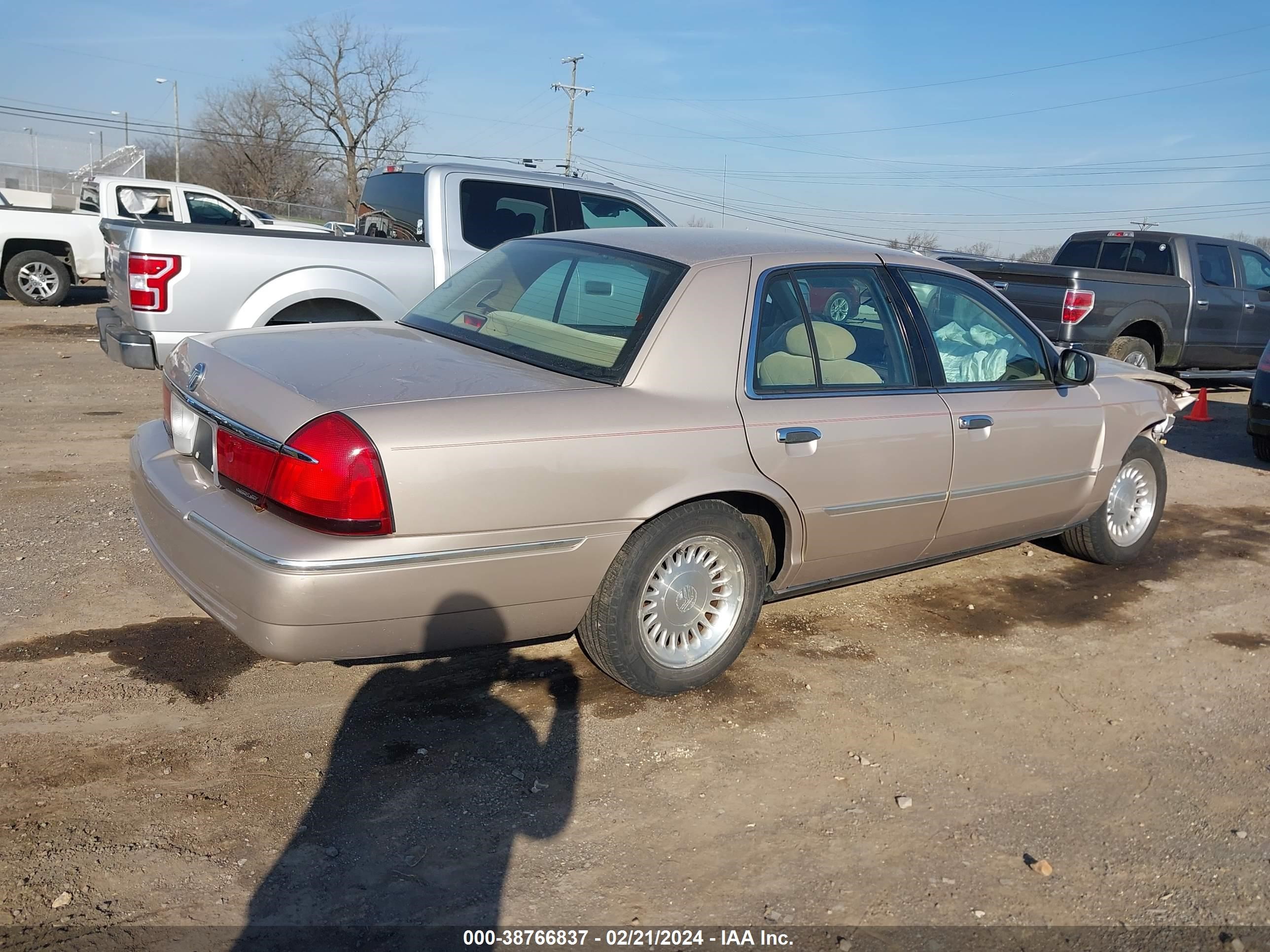 Photo 3 VIN: 2MEFM75W1WX624709 - MERCURY GRAND MARQUIS 