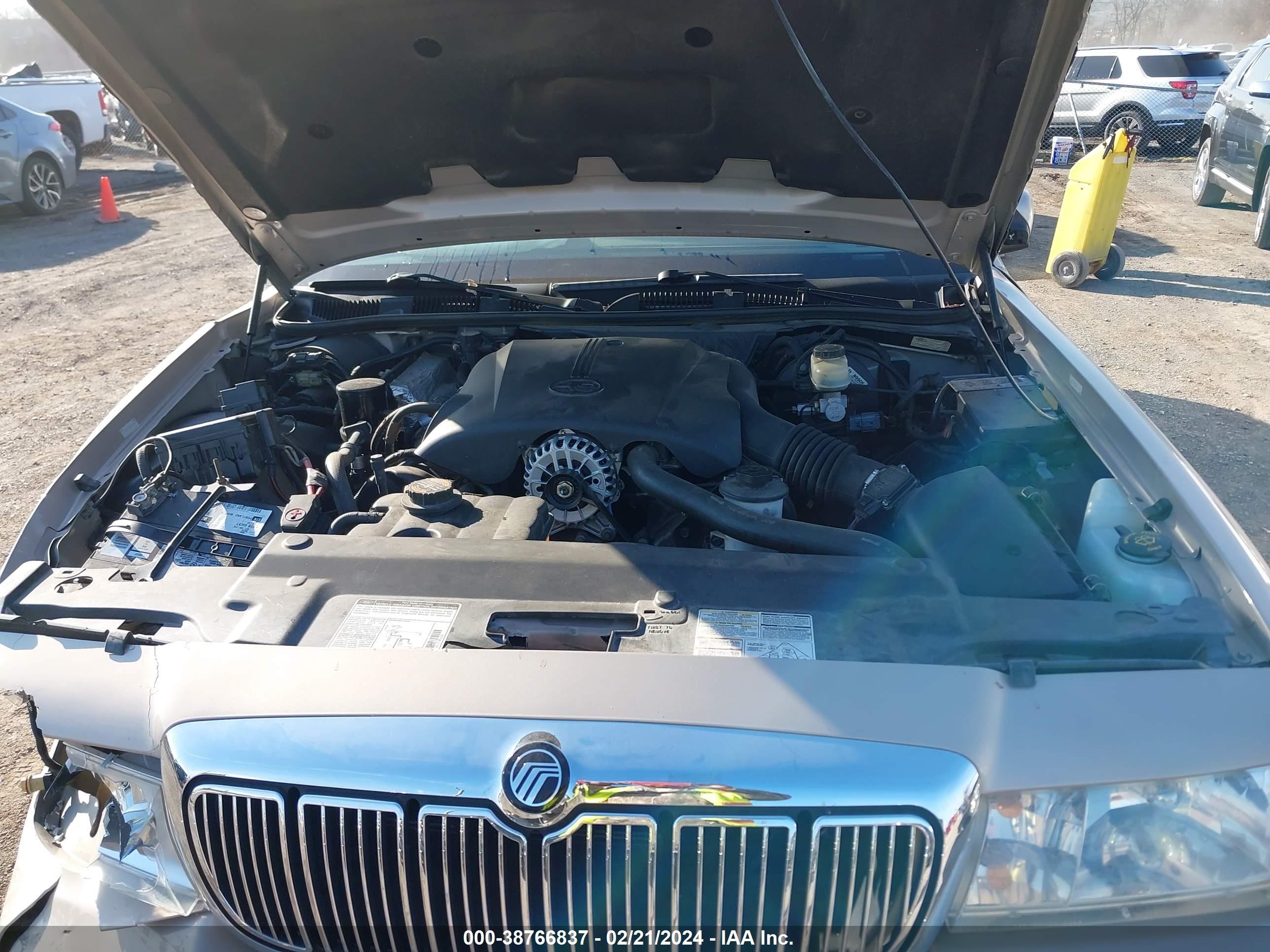 Photo 9 VIN: 2MEFM75W1WX624709 - MERCURY GRAND MARQUIS 