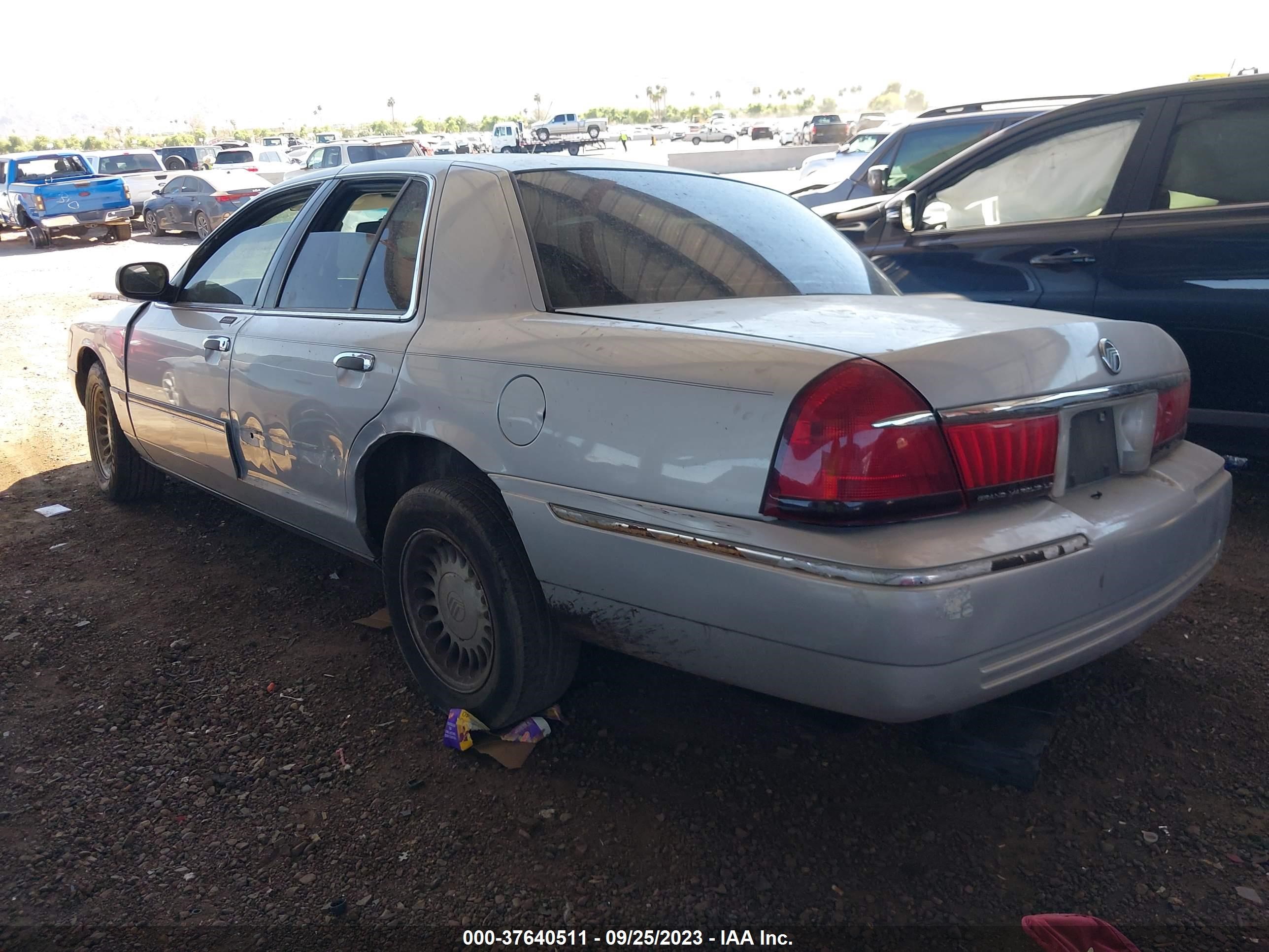 Photo 2 VIN: 2MEFM75W1YX640444 - MERCURY GRAND MARQUIS 