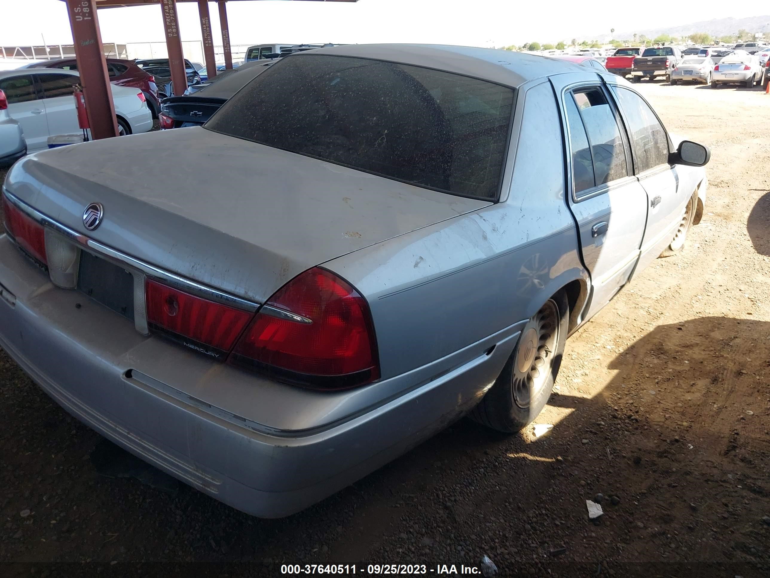 Photo 3 VIN: 2MEFM75W1YX640444 - MERCURY GRAND MARQUIS 