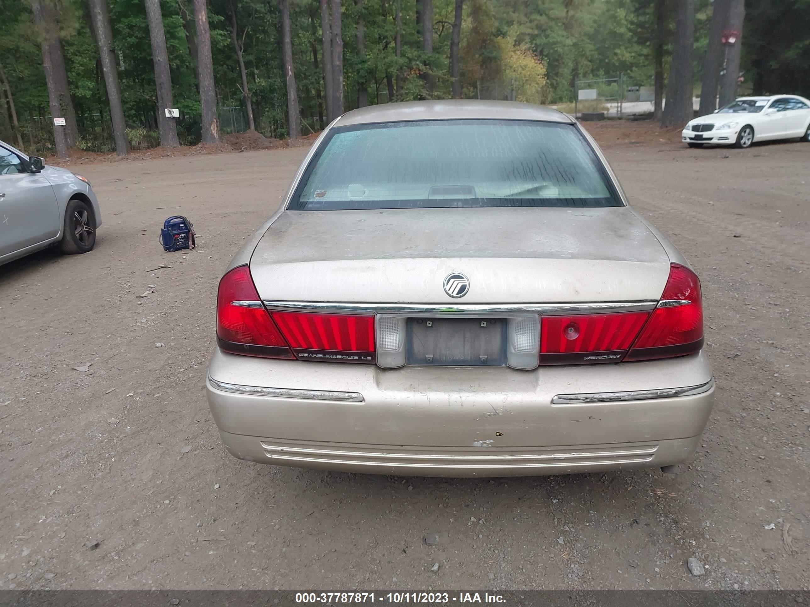 Photo 15 VIN: 2MEFM75W1YX726482 - MERCURY GRAND MARQUIS 