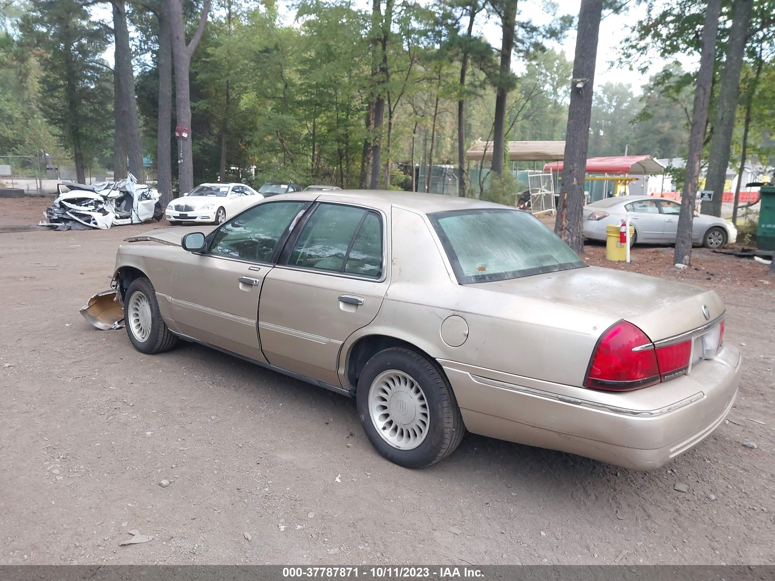 Photo 2 VIN: 2MEFM75W1YX726482 - MERCURY GRAND MARQUIS 