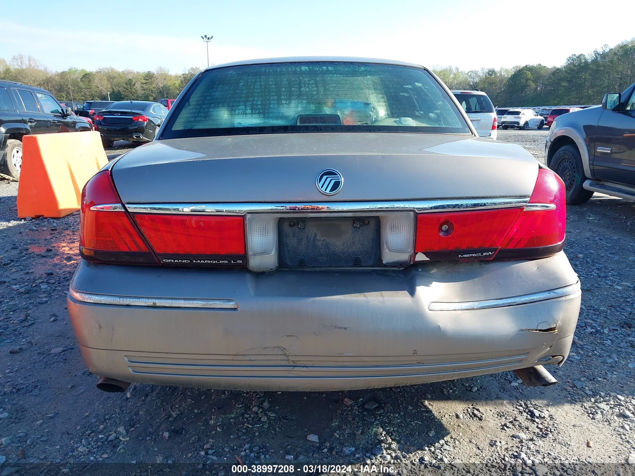 Photo 13 VIN: 2MEFM75W21X626204 - MERCURY GRAND MARQUIS 