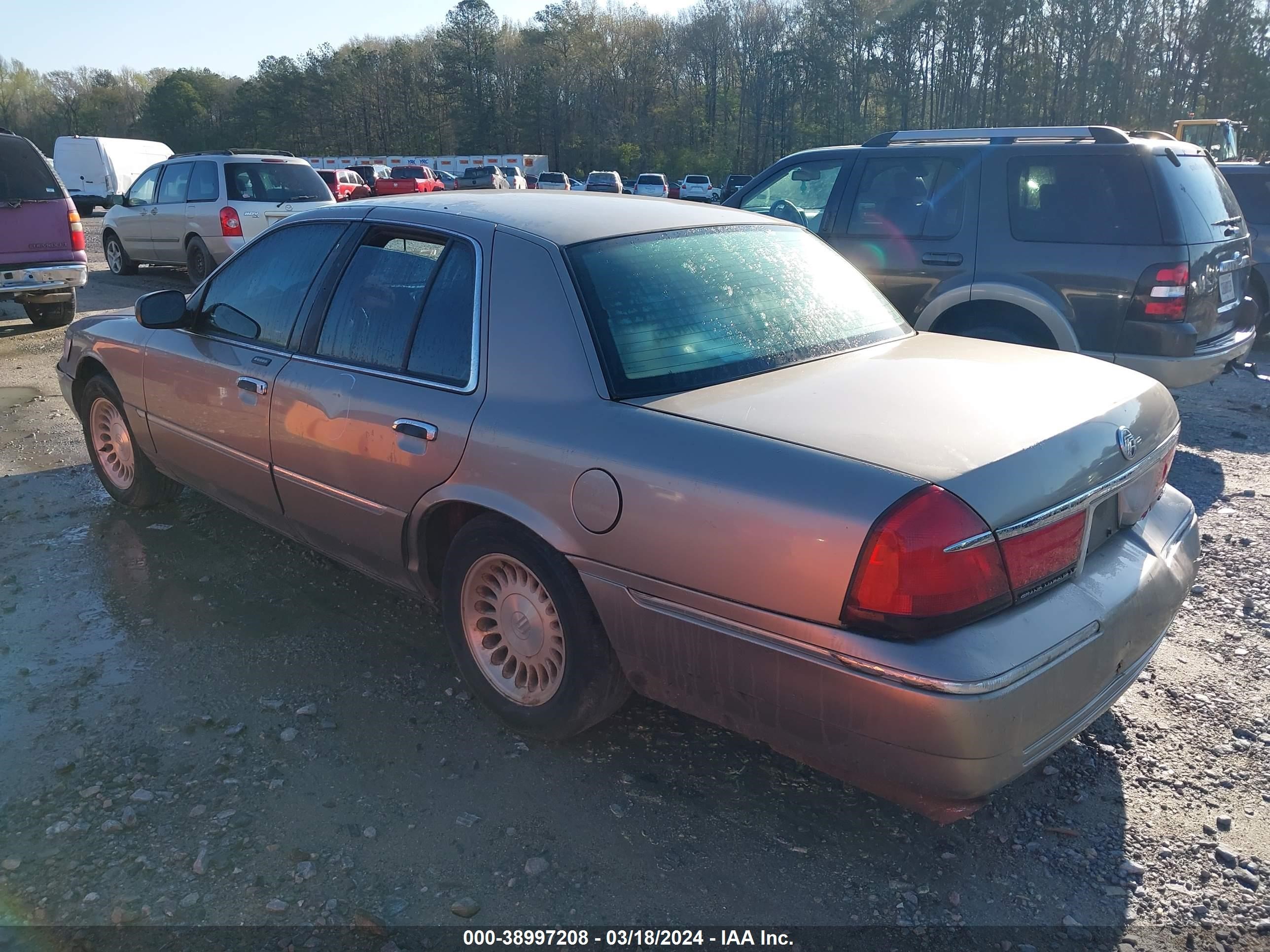 Photo 3 VIN: 2MEFM75W21X626204 - MERCURY GRAND MARQUIS 