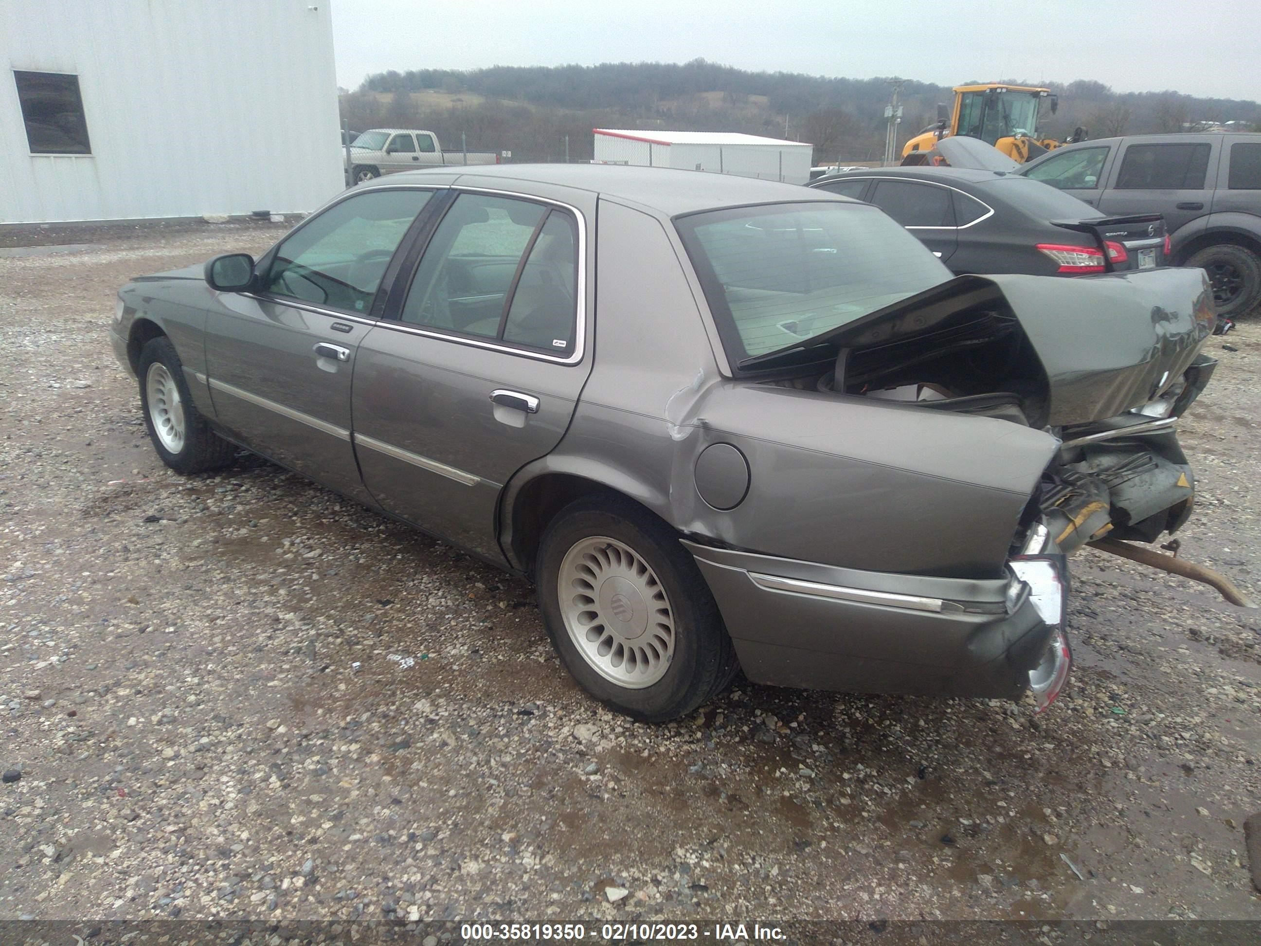 Photo 2 VIN: 2MEFM75W21X648557 - MERCURY GRAND MARQUIS 