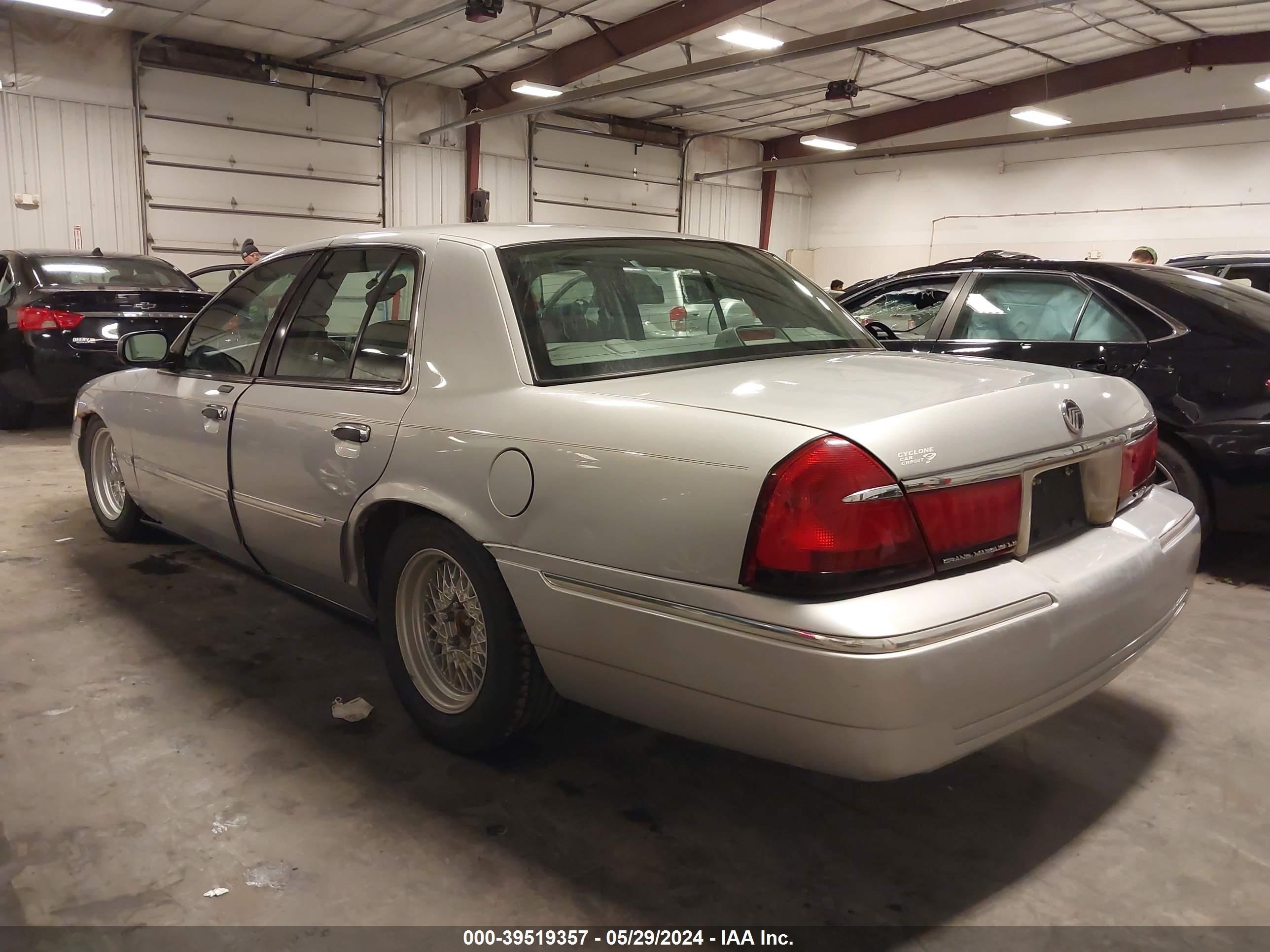 Photo 2 VIN: 2MEFM75W21X649708 - MERCURY GRAND MARQUIS 