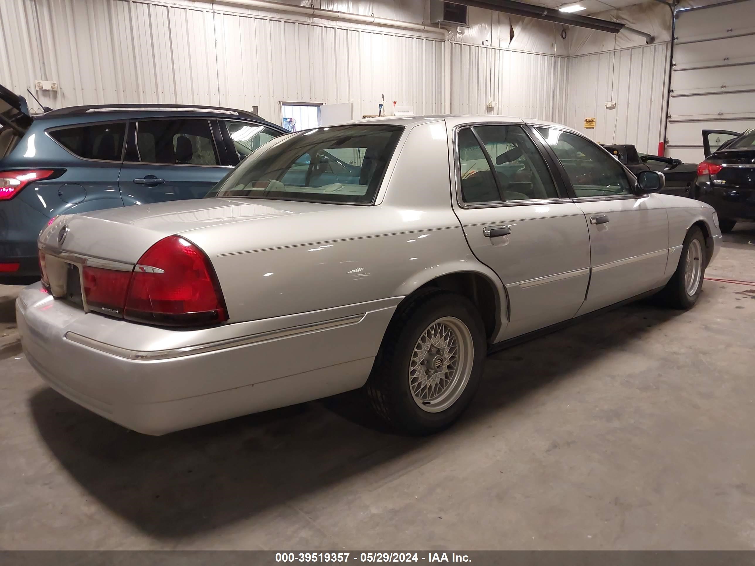 Photo 3 VIN: 2MEFM75W21X649708 - MERCURY GRAND MARQUIS 