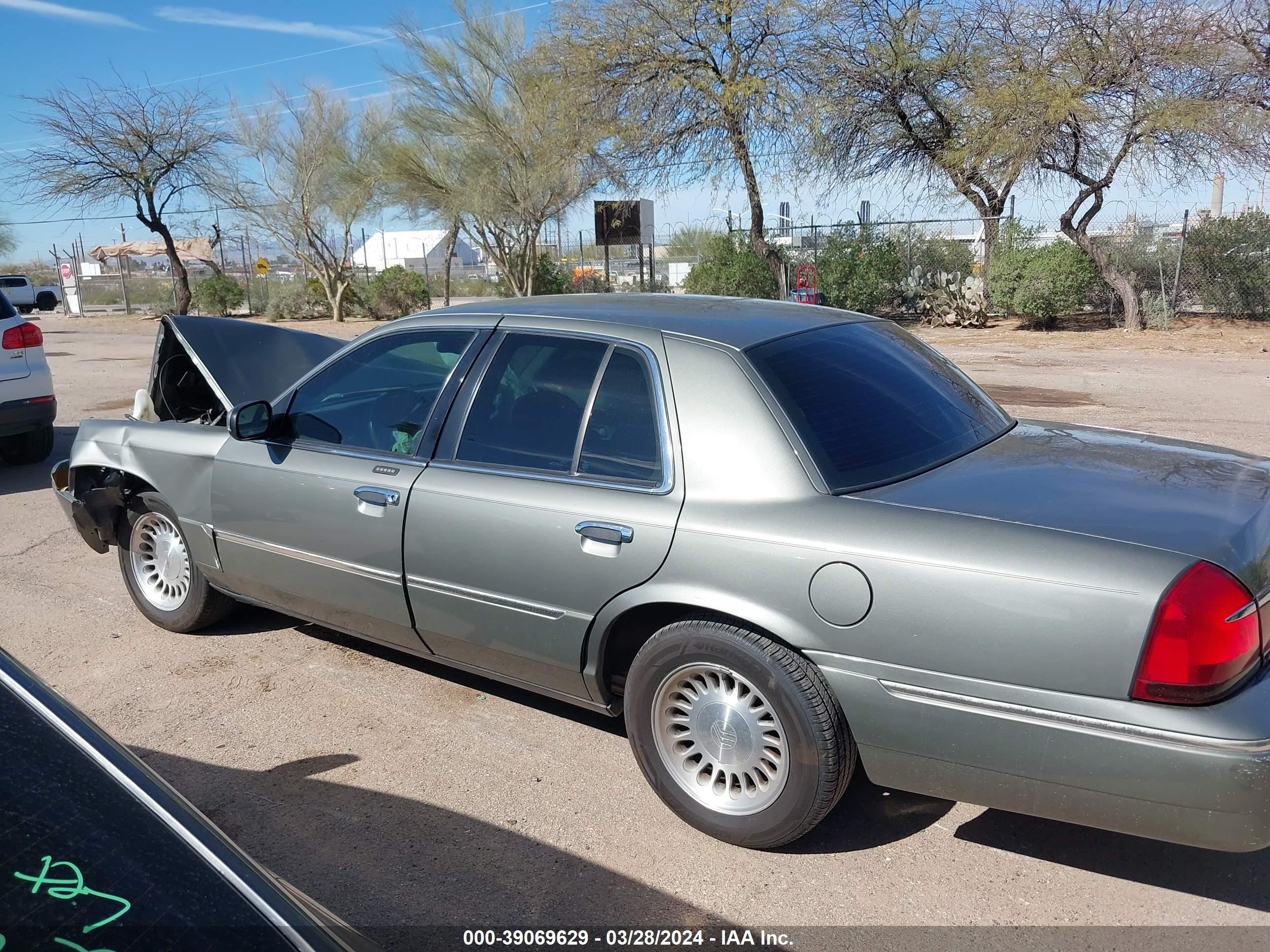 Photo 12 VIN: 2MEFM75W22X621568 - MERCURY GRAND MARQUIS 