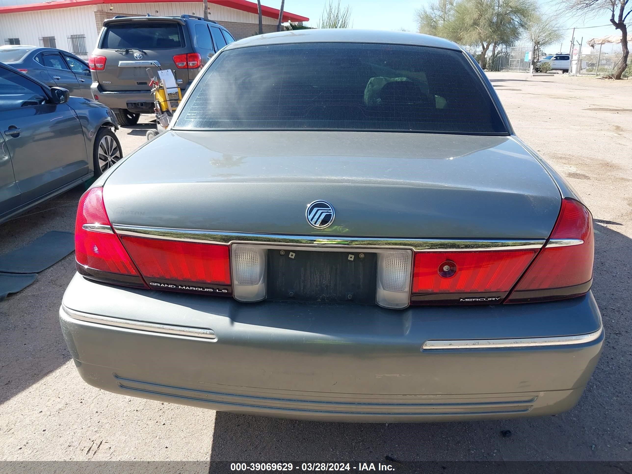 Photo 14 VIN: 2MEFM75W22X621568 - MERCURY GRAND MARQUIS 