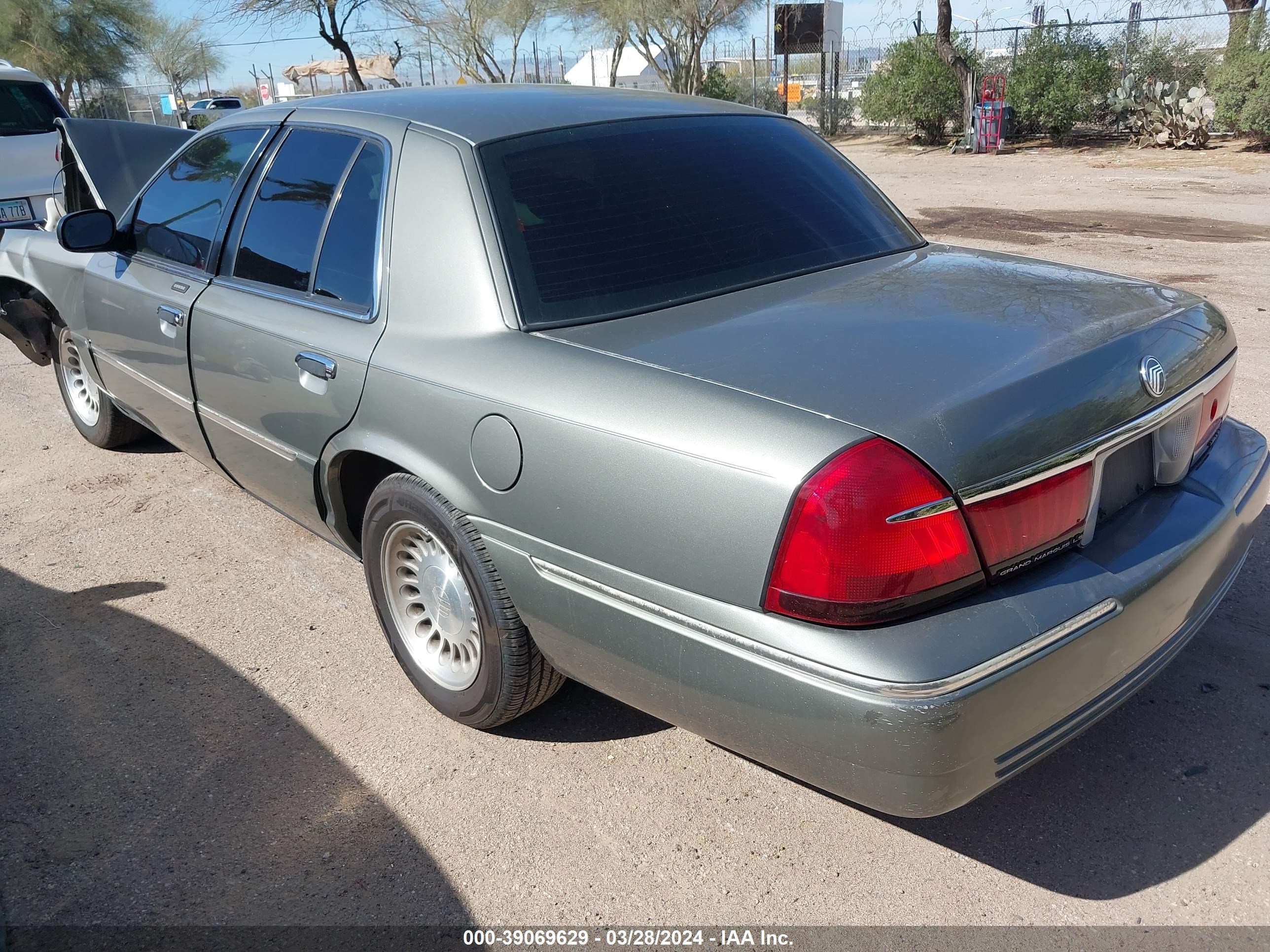 Photo 2 VIN: 2MEFM75W22X621568 - MERCURY GRAND MARQUIS 