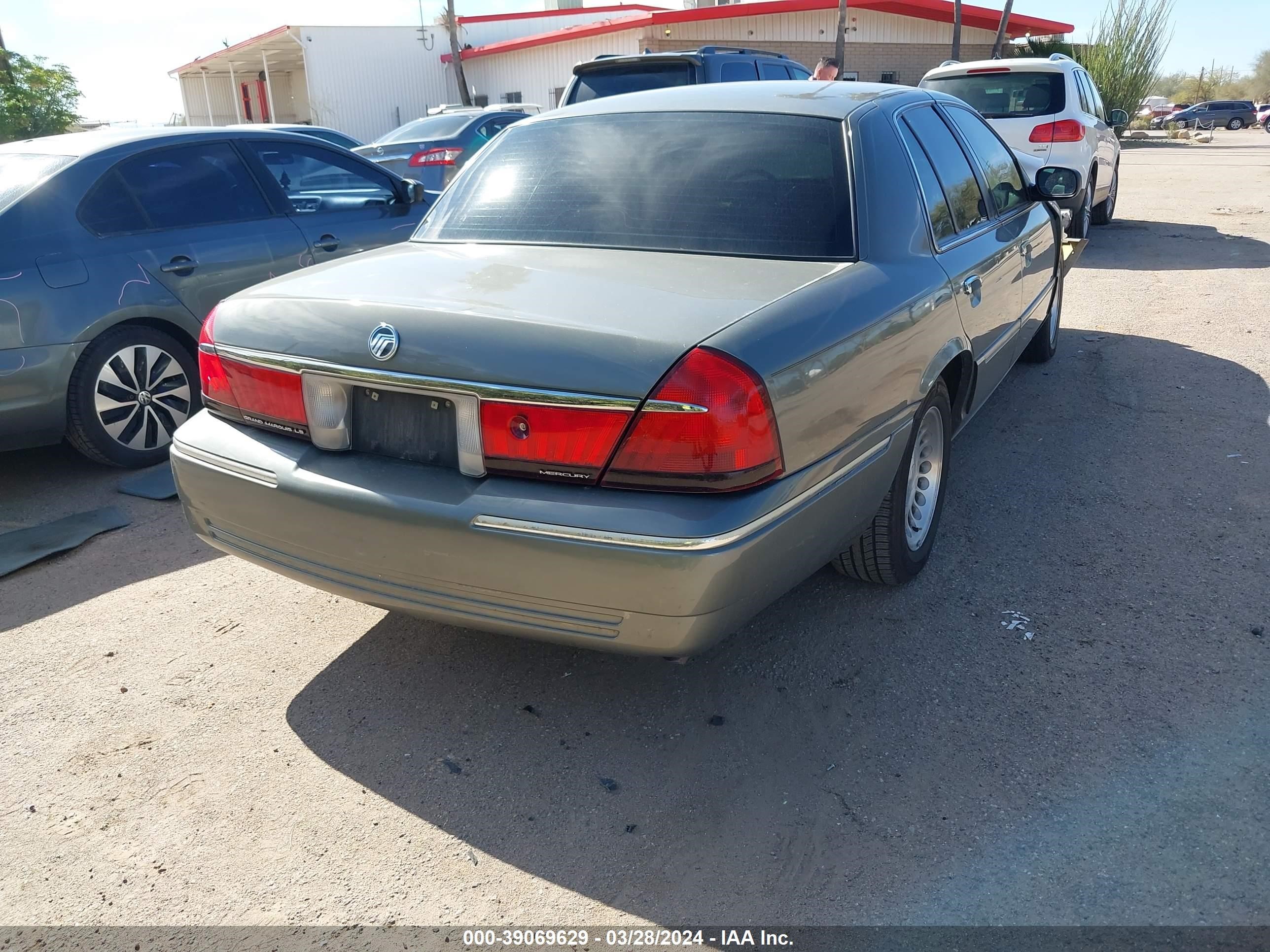 Photo 3 VIN: 2MEFM75W22X621568 - MERCURY GRAND MARQUIS 