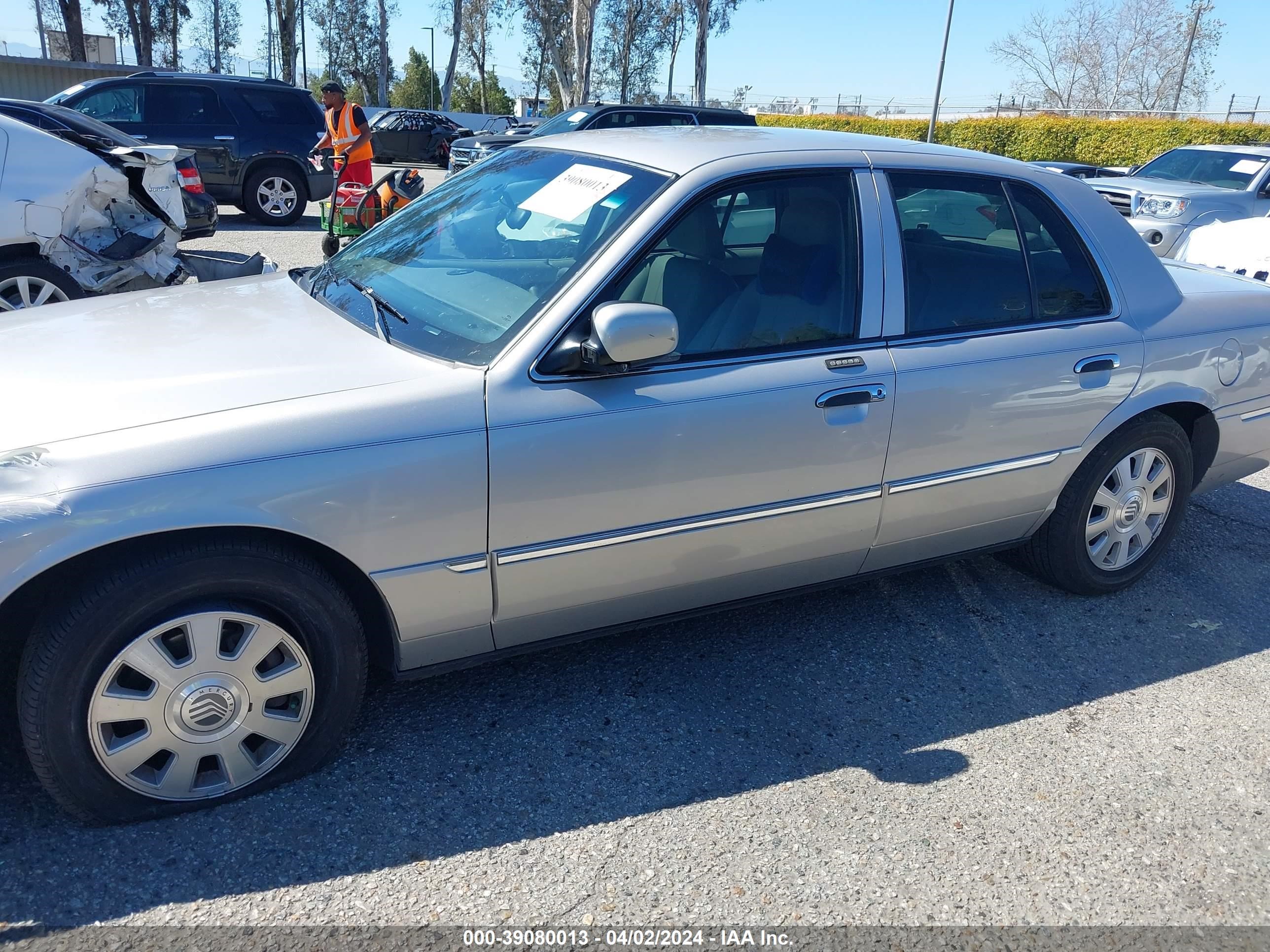 Photo 13 VIN: 2MEFM75W24X601940 - MERCURY GRAND MARQUIS 