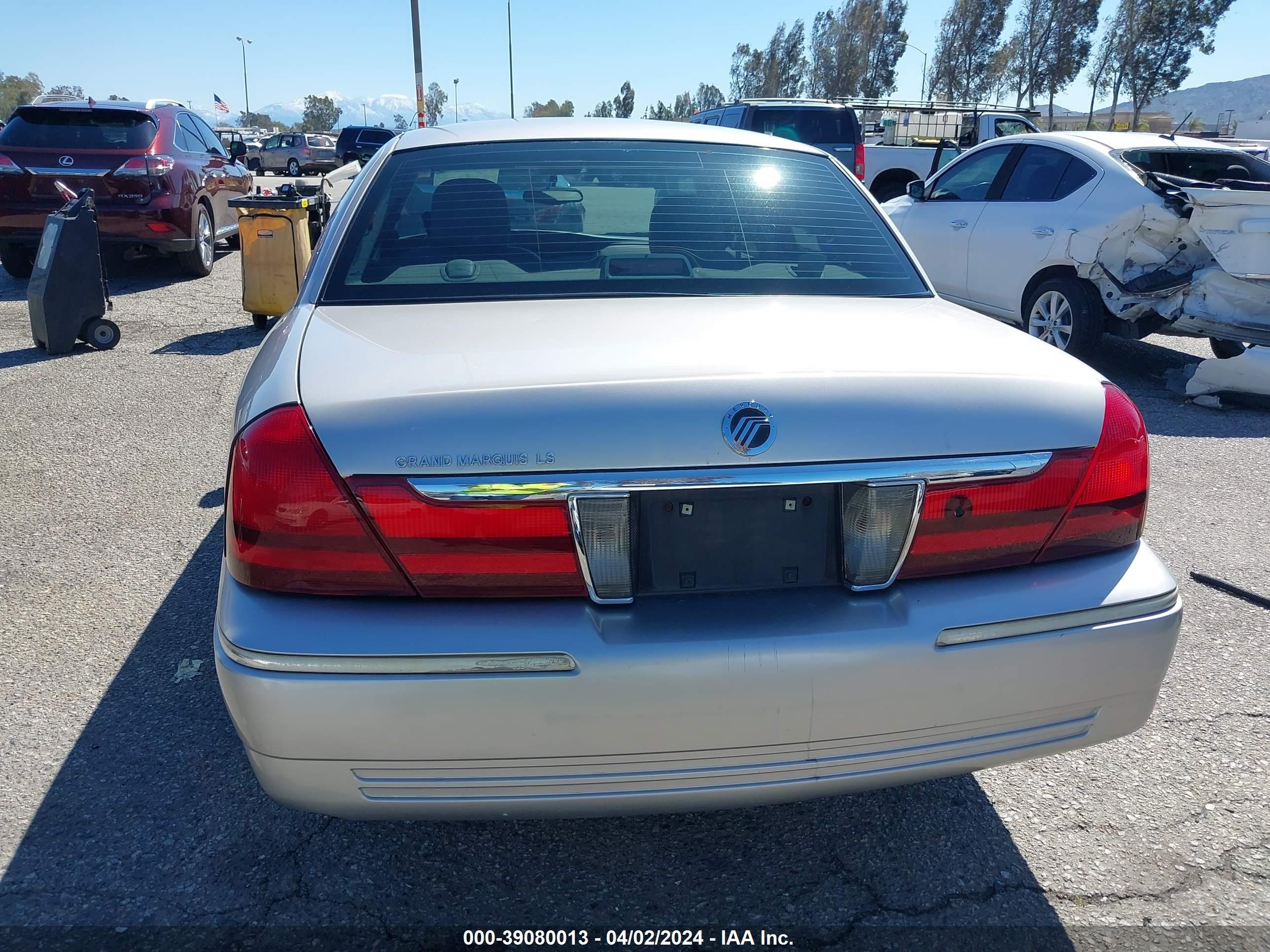 Photo 15 VIN: 2MEFM75W24X601940 - MERCURY GRAND MARQUIS 