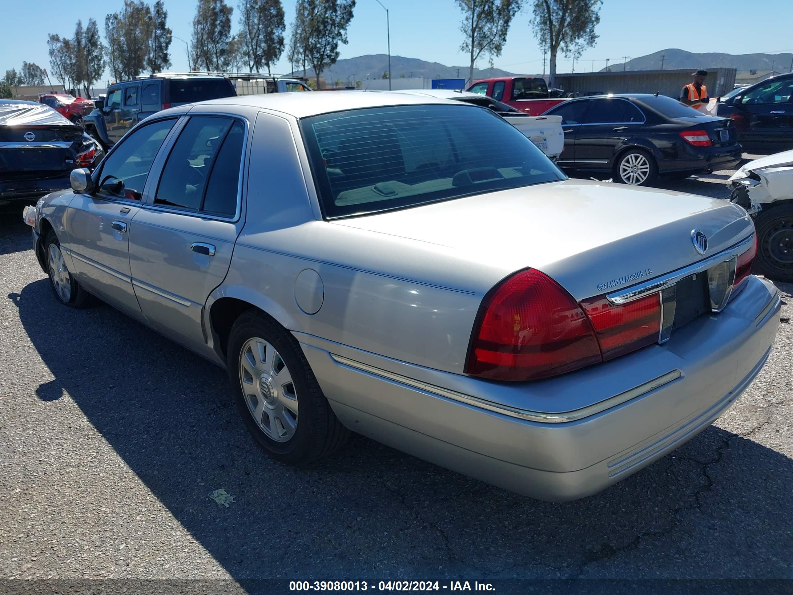 Photo 2 VIN: 2MEFM75W24X601940 - MERCURY GRAND MARQUIS 