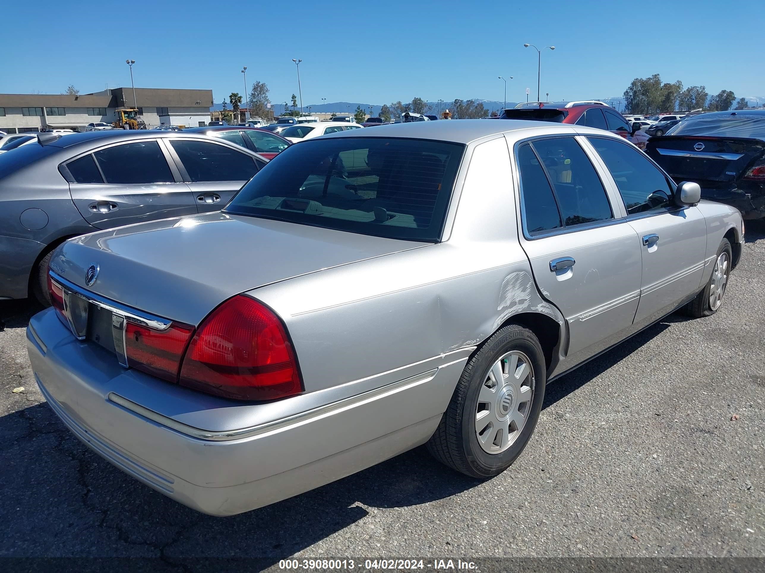 Photo 3 VIN: 2MEFM75W24X601940 - MERCURY GRAND MARQUIS 