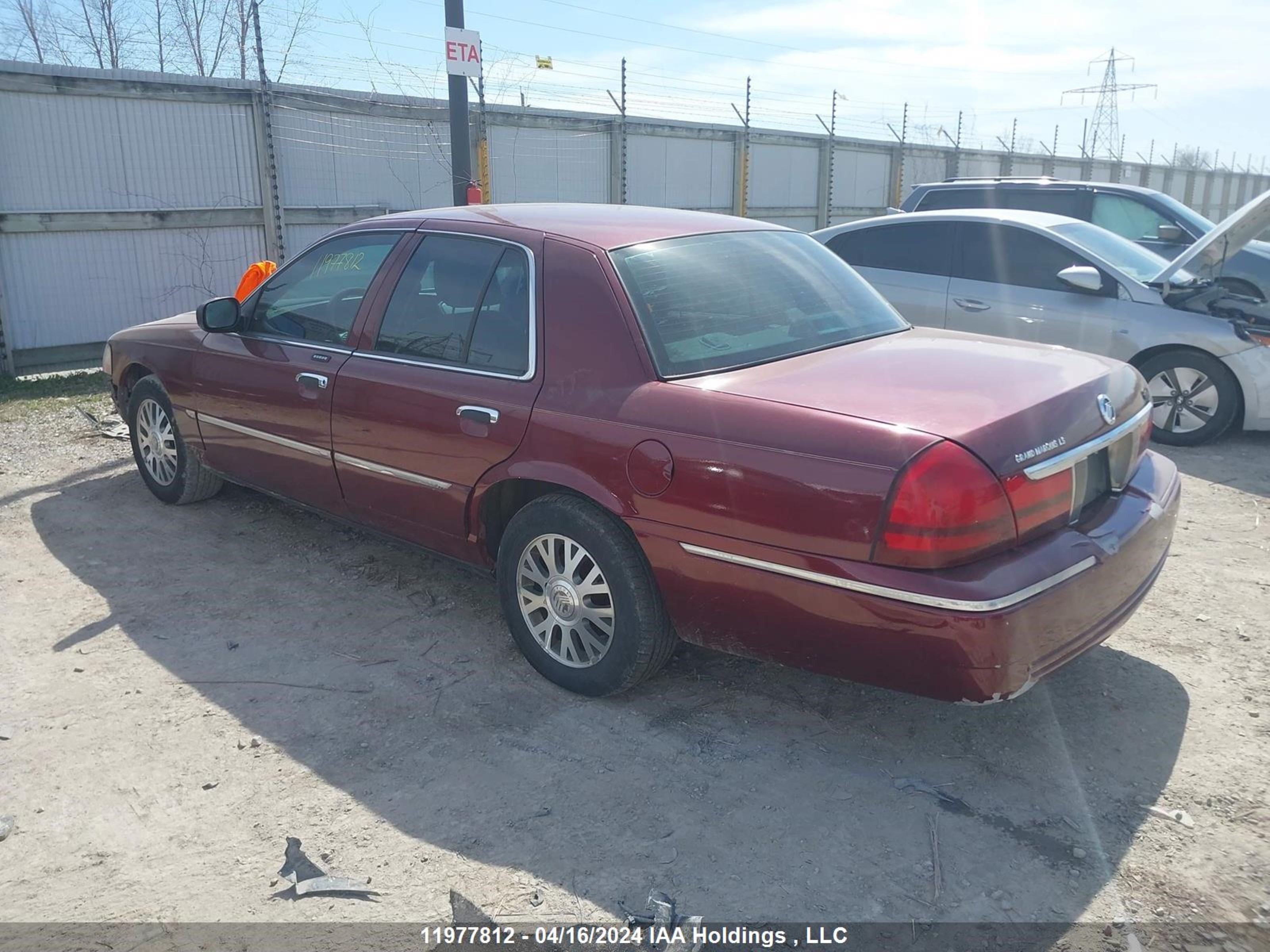 Photo 2 VIN: 2MEFM75W24X626286 - MERCURY GRAND MARQUIS 