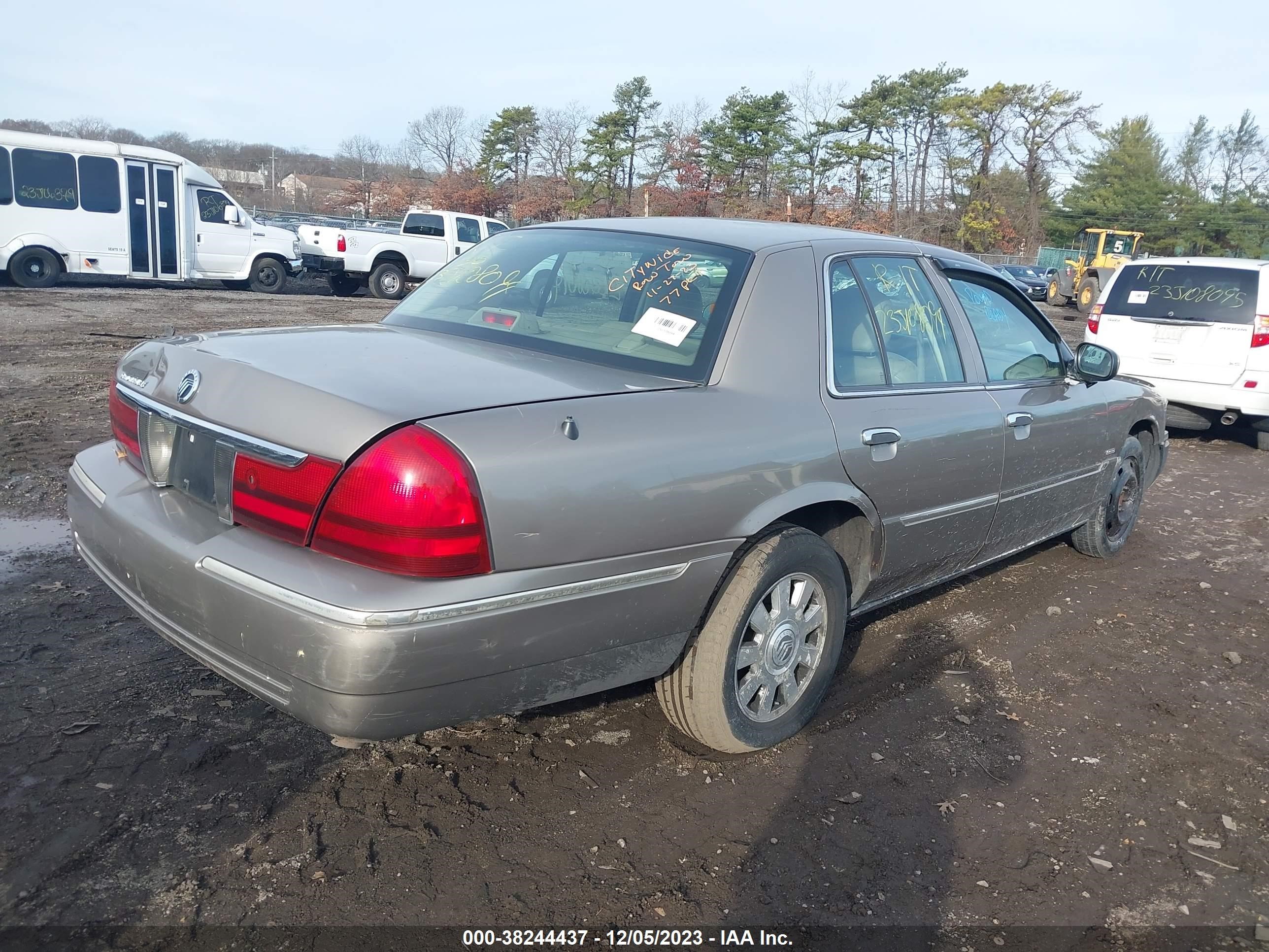 Photo 3 VIN: 2MEFM75W25X669026 - MERCURY GRAND MARQUIS 