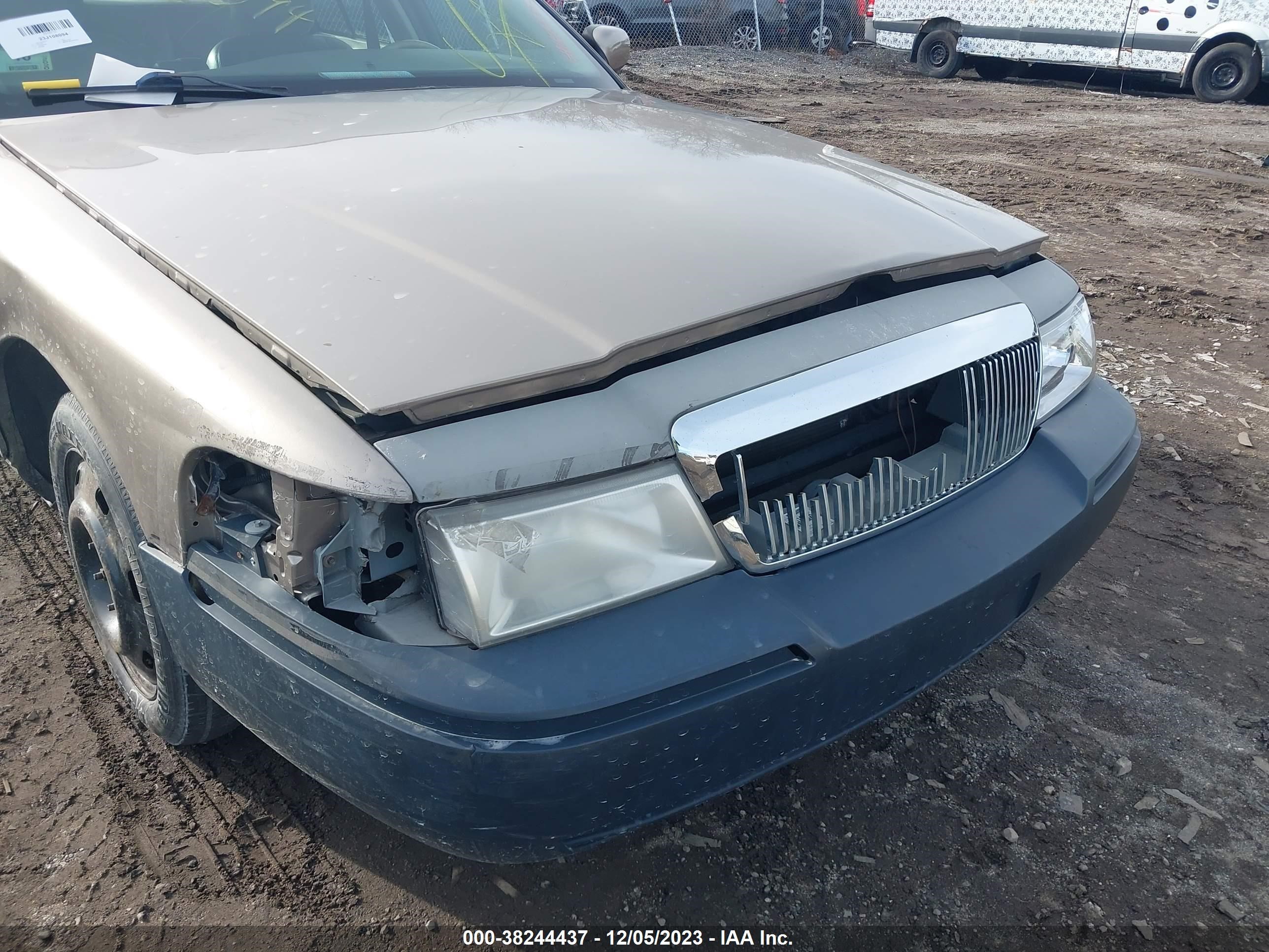 Photo 5 VIN: 2MEFM75W25X669026 - MERCURY GRAND MARQUIS 