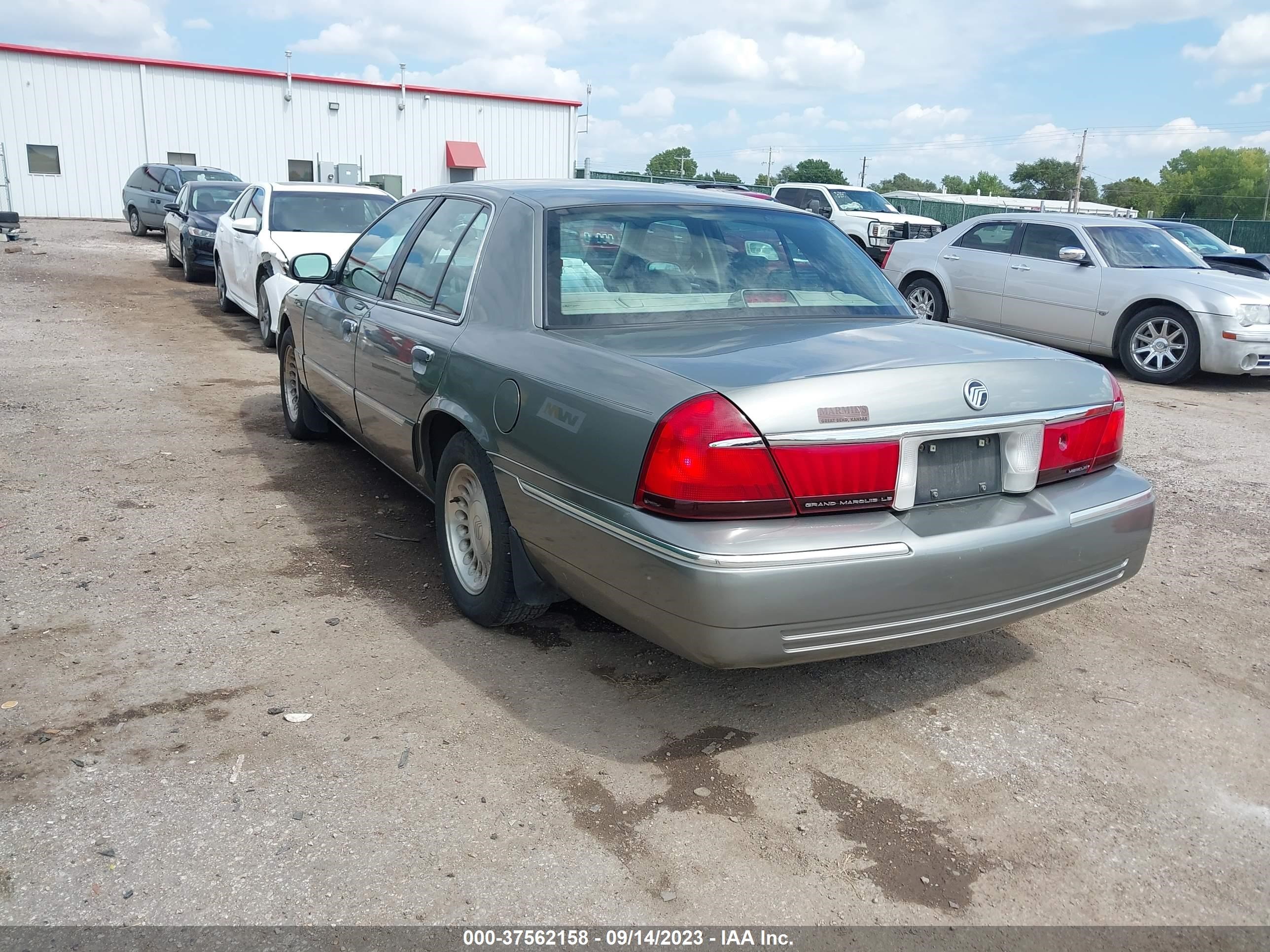 Photo 2 VIN: 2MEFM75W31X624185 - MERCURY GRAND MARQUIS 