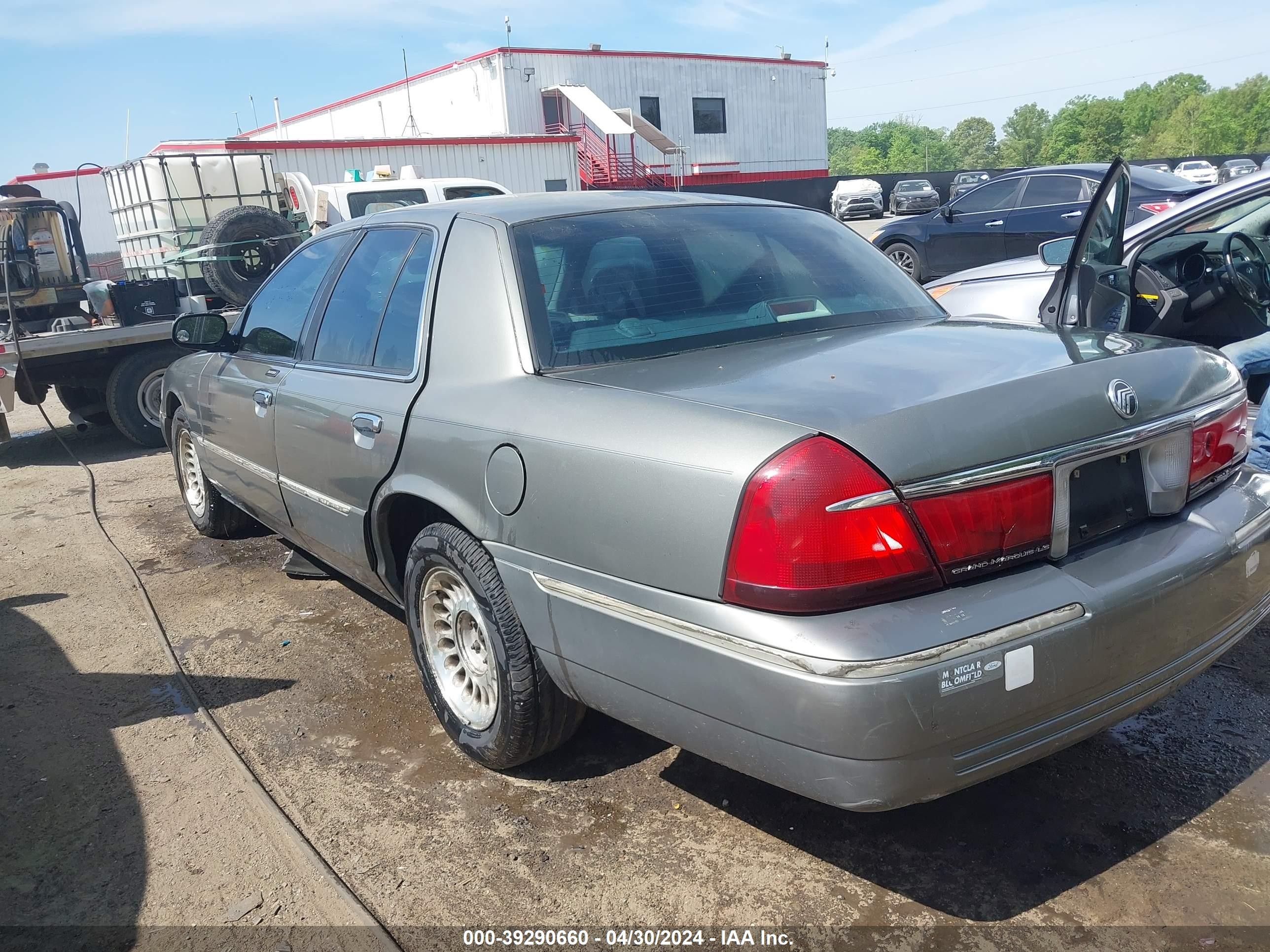 Photo 2 VIN: 2MEFM75W31X698013 - MERCURY GRAND MARQUIS 