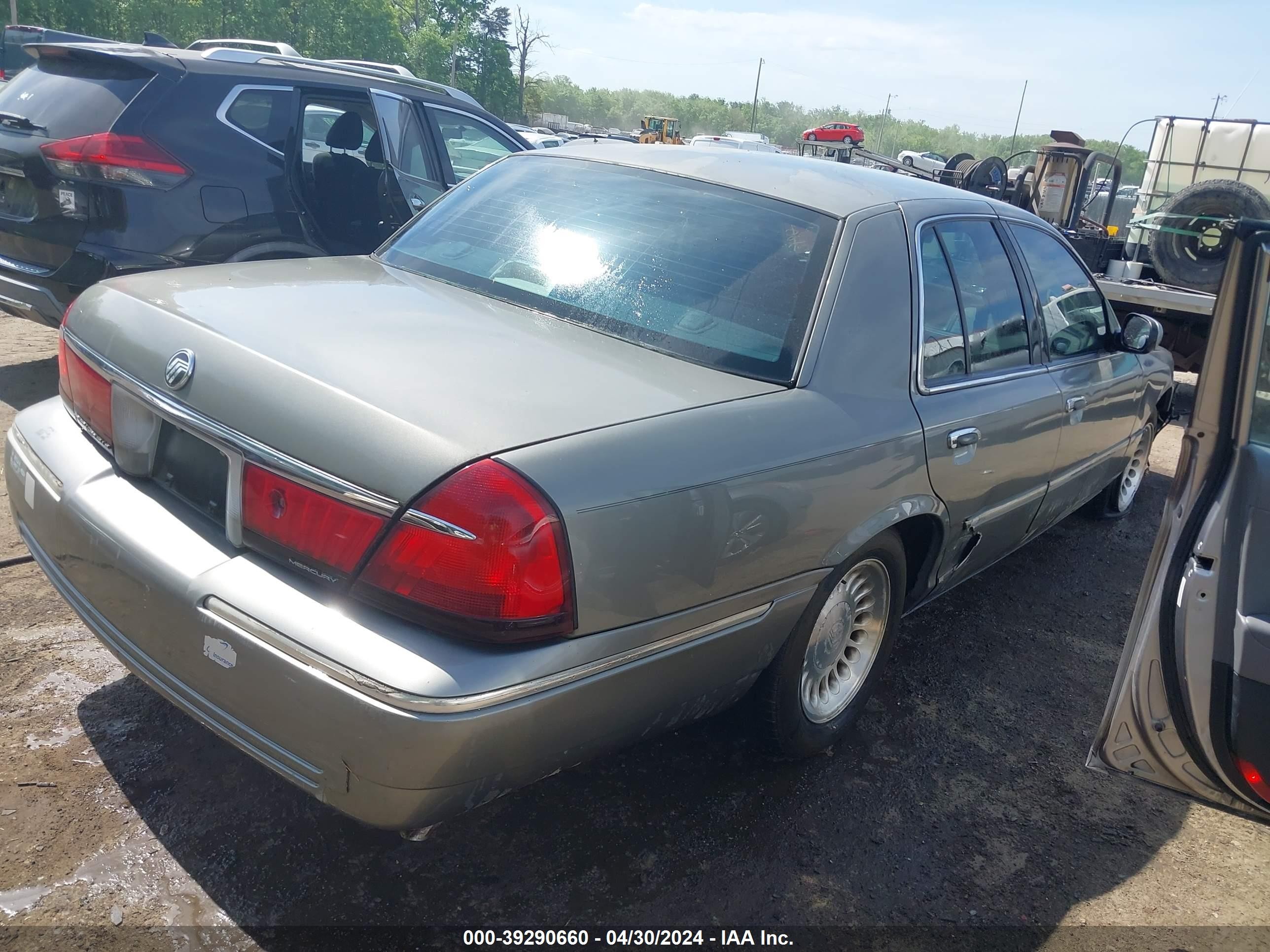 Photo 3 VIN: 2MEFM75W31X698013 - MERCURY GRAND MARQUIS 