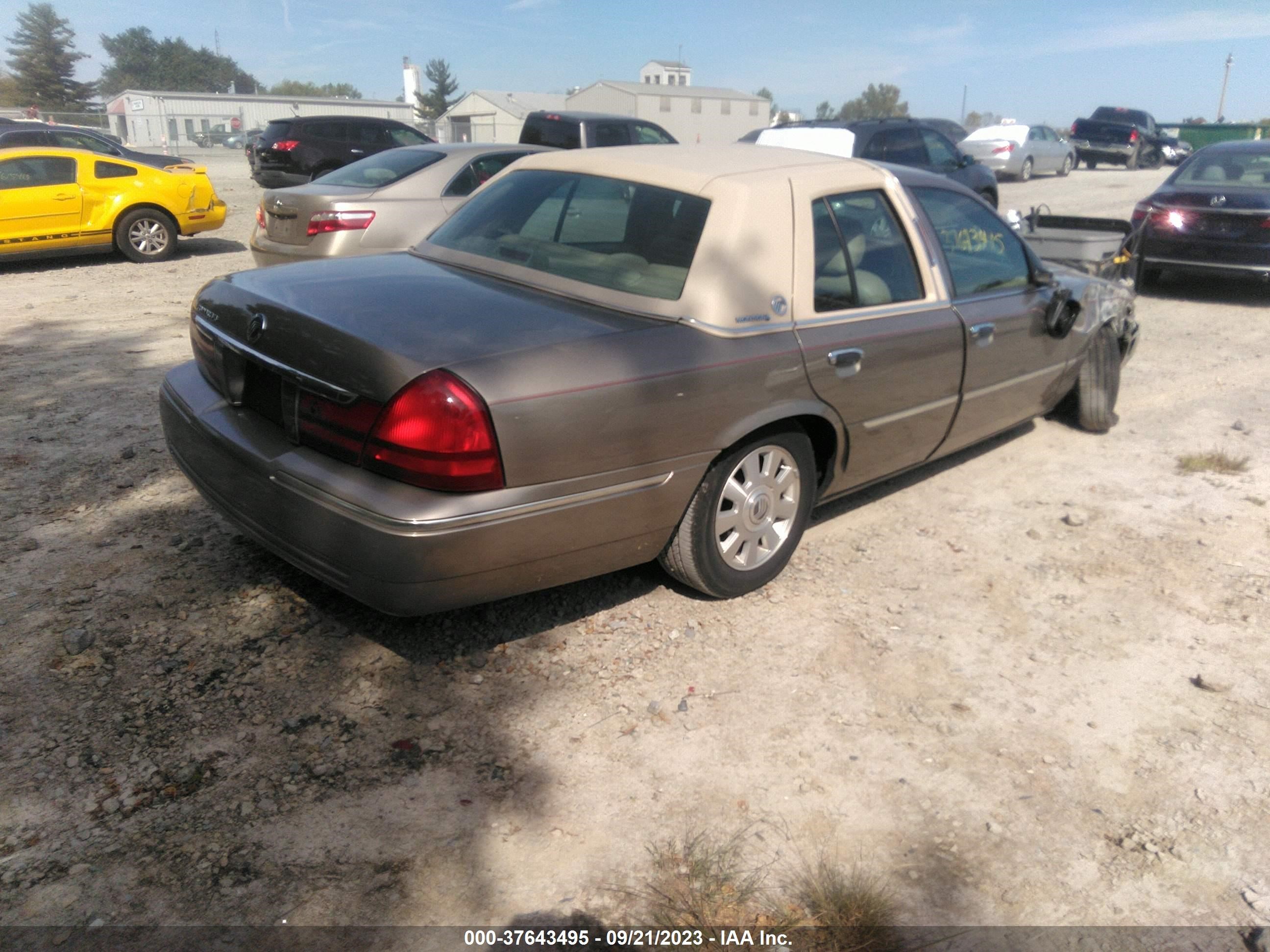 Photo 3 VIN: 2MEFM75W33X698225 - MERCURY GRAND MARQUIS 