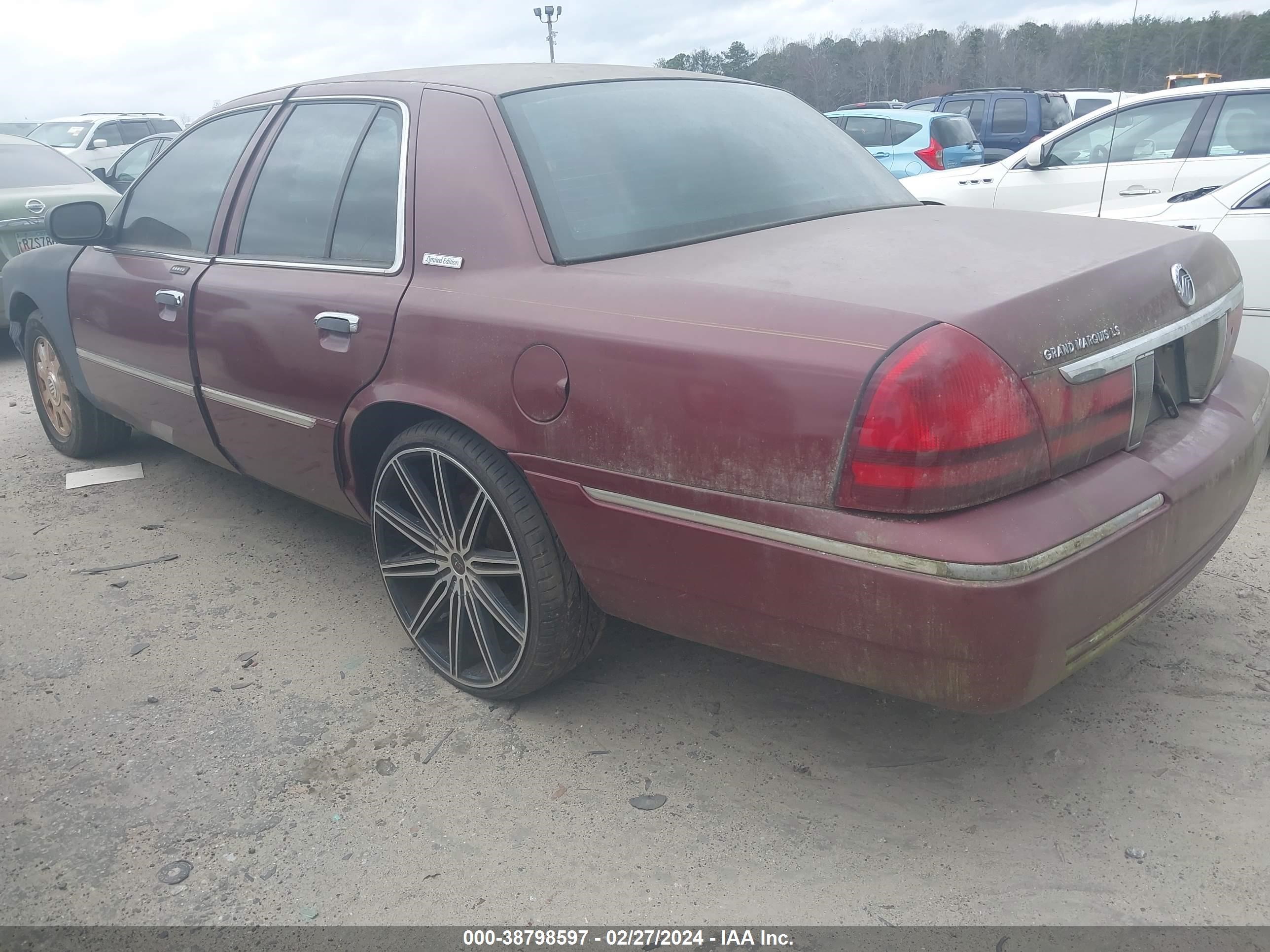 Photo 2 VIN: 2MEFM75W35X612351 - MERCURY GRAND MARQUIS 