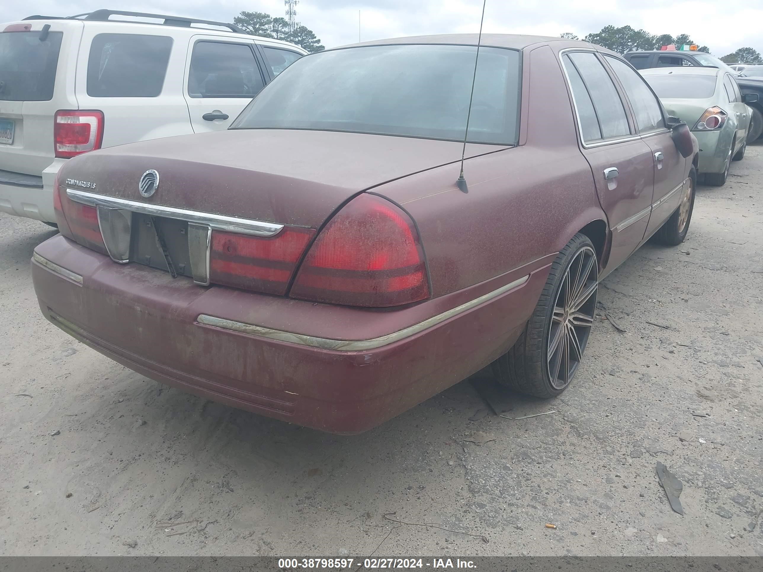 Photo 3 VIN: 2MEFM75W35X612351 - MERCURY GRAND MARQUIS 