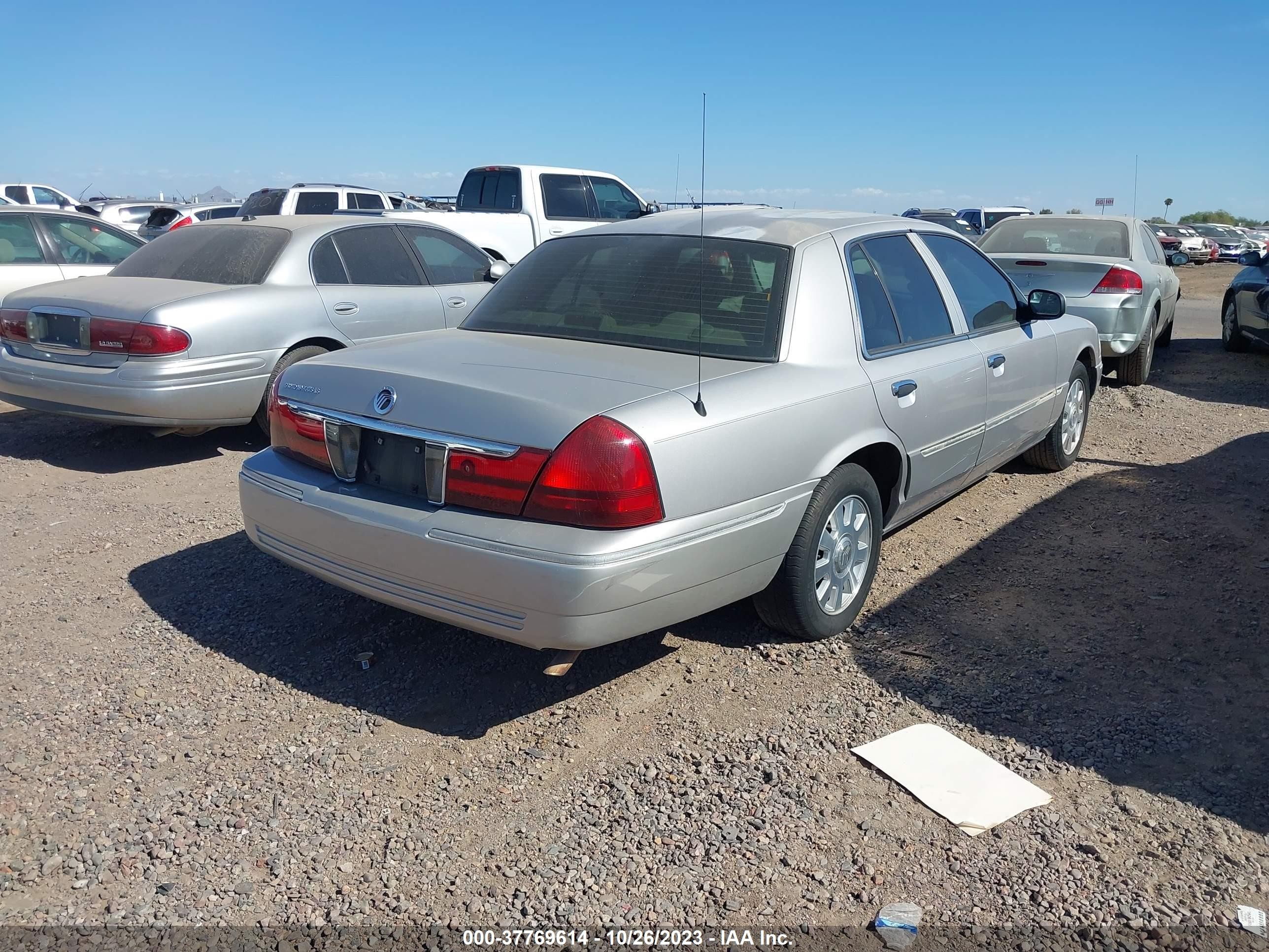 Photo 3 VIN: 2MEFM75W35X632549 - MERCURY GRAND MARQUIS 